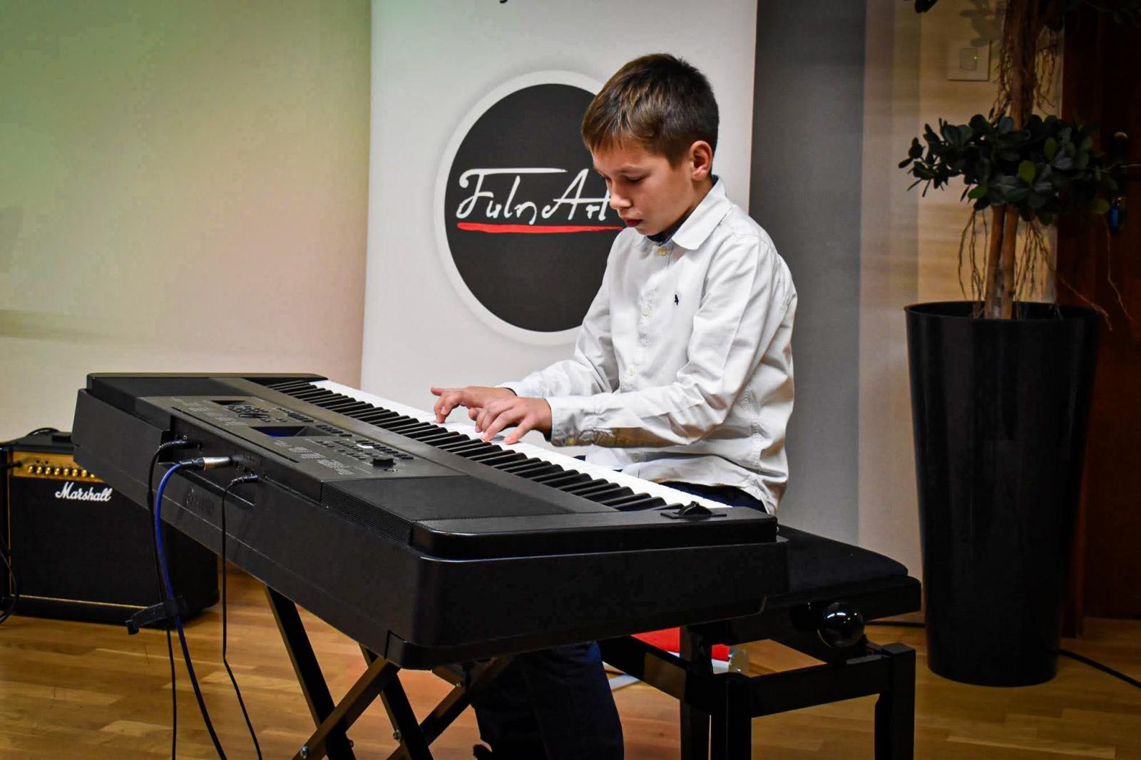 Zdjęcie w galerii na portalu naszraciborz.pl: Muzyczne talenty na scenie Zamku Piastowskiego. Koncert uczniów ogniska muzycznego Fulnart wiadomości z regionu