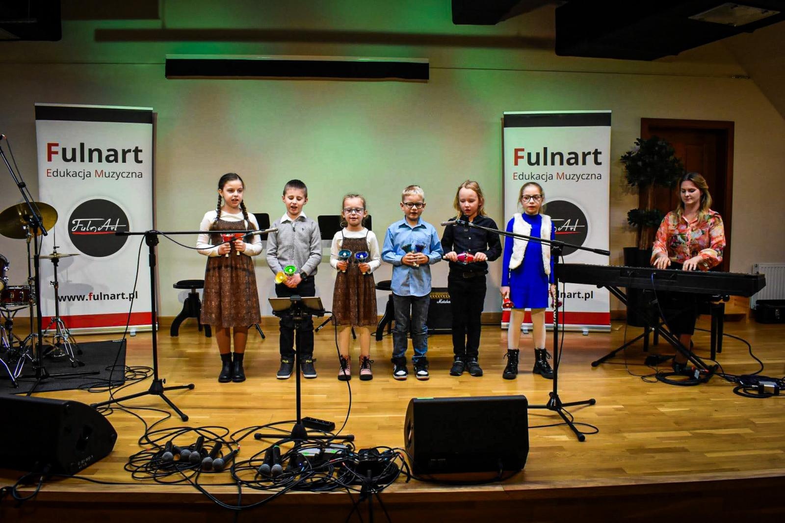 Zdjęcie w galerii na portalu naszraciborz.pl: Muzyczne talenty na scenie Zamku Piastowskiego. Koncert uczniów ogniska muzycznego Fulnart wiadomości z regionu