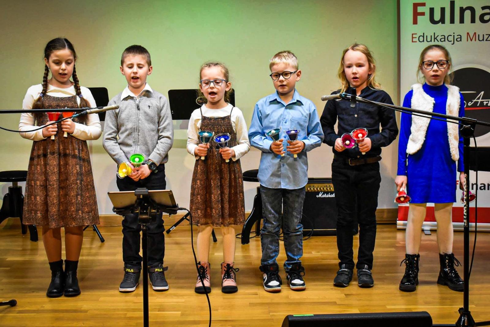 Zdjęcie w galerii na portalu naszraciborz.pl: Muzyczne talenty na scenie Zamku Piastowskiego. Koncert uczniów ogniska muzycznego Fulnart wiadomości z regionu