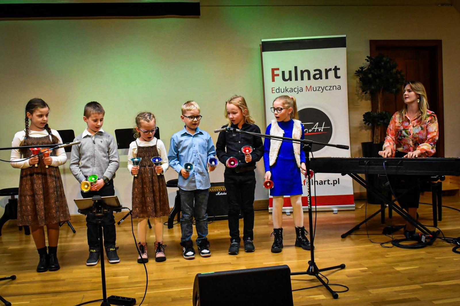 Zdjęcie w galerii na portalu naszraciborz.pl: Muzyczne talenty na scenie Zamku Piastowskiego. Koncert uczniów ogniska muzycznego Fulnart wiadomości z regionu