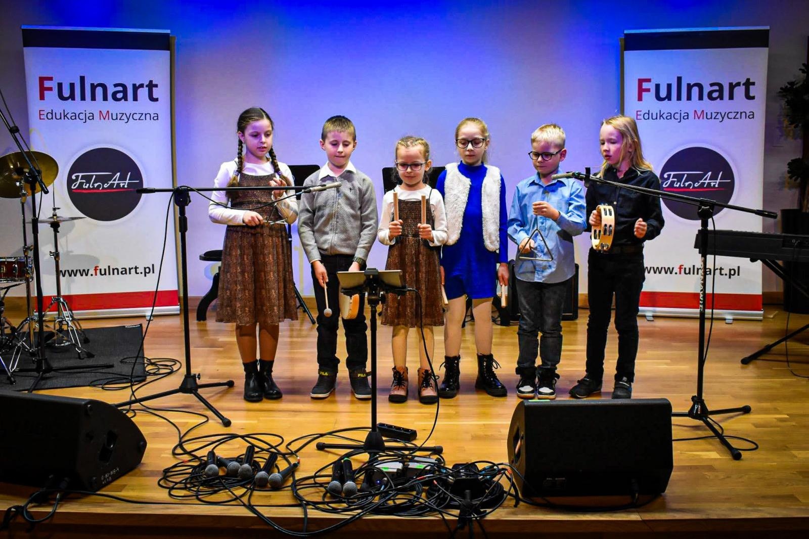 Zdjęcie w galerii na portalu naszraciborz.pl: Muzyczne talenty na scenie Zamku Piastowskiego. Koncert uczniów ogniska muzycznego Fulnart wiadomości z regionu