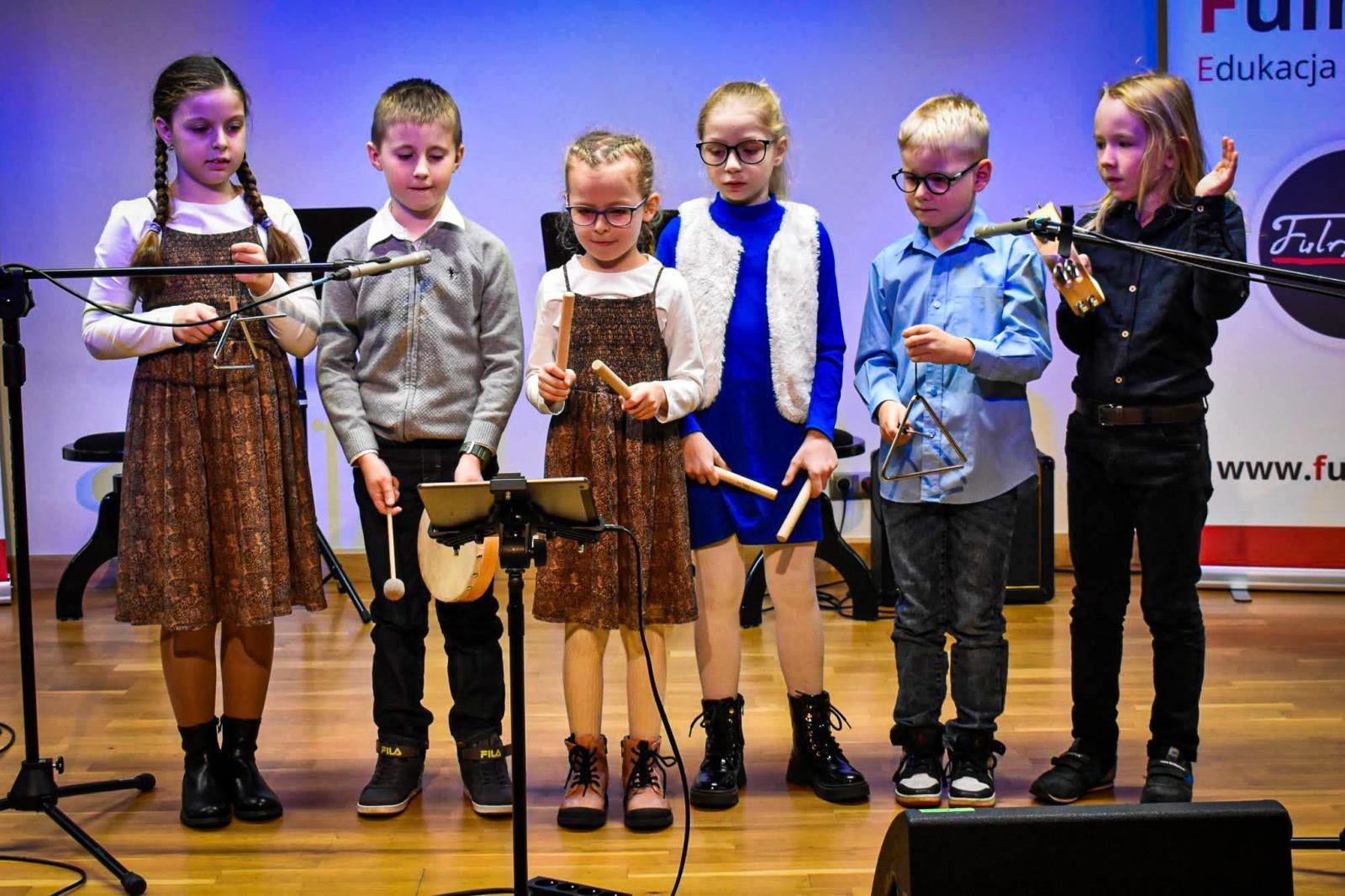 Zdjęcie w galerii na portalu naszraciborz.pl: Muzyczne talenty na scenie Zamku Piastowskiego. Koncert uczniów ogniska muzycznego Fulnart wiadomości z regionu