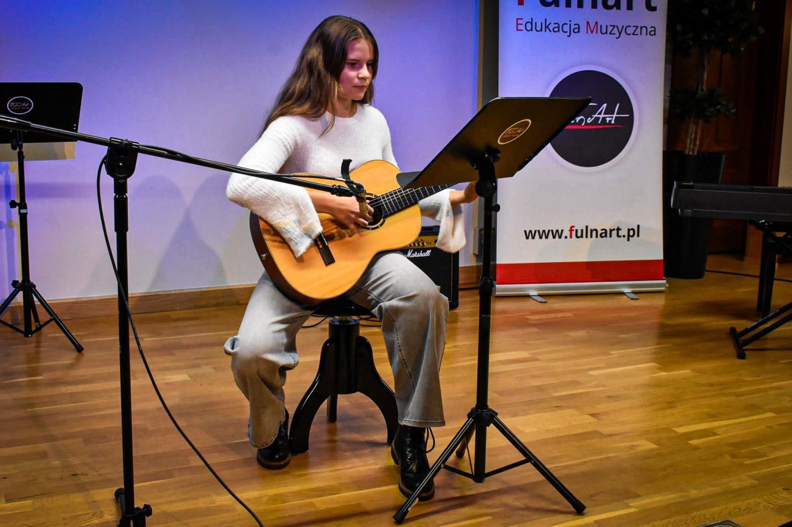 Zdjęcie w galerii na portalu naszraciborz.pl: Muzyczne talenty na scenie Zamku Piastowskiego. Koncert uczniów ogniska muzycznego Fulnart wiadomości z regionu