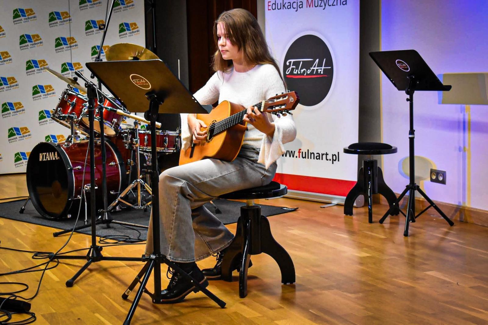 Zdjęcie w galerii na portalu naszraciborz.pl: Muzyczne talenty na scenie Zamku Piastowskiego. Koncert uczniów ogniska muzycznego Fulnart wiadomości z regionu