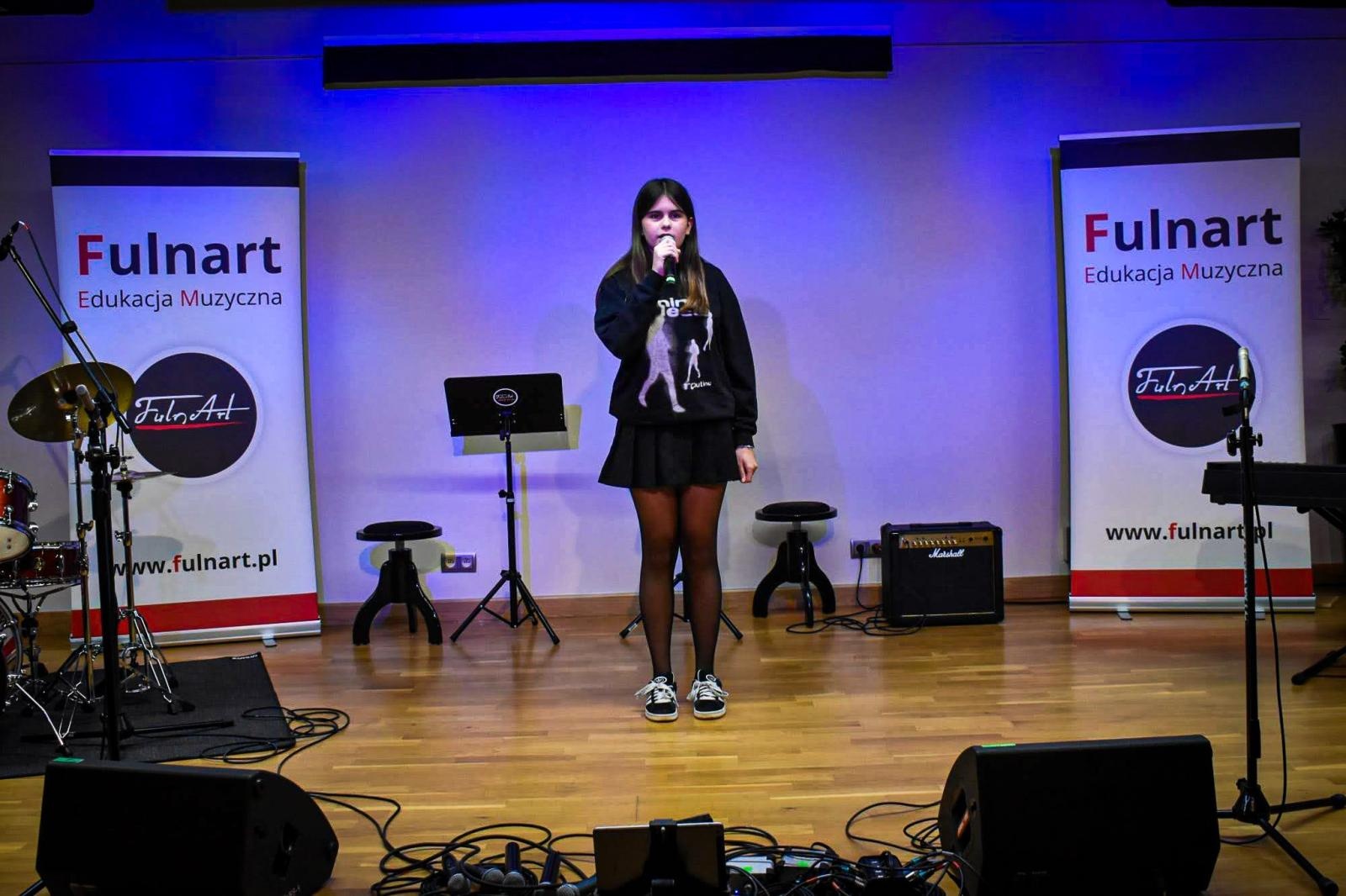 Zdjęcie w galerii na portalu naszraciborz.pl: Muzyczne talenty na scenie Zamku Piastowskiego. Koncert uczniów ogniska muzycznego Fulnart wiadomości z regionu