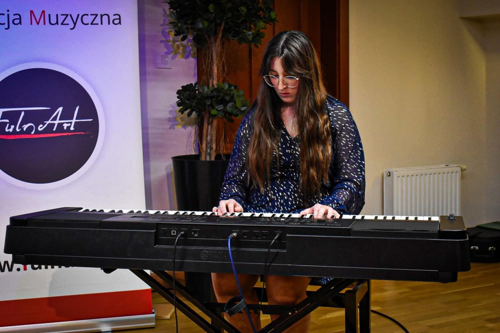 Zdjęcie w galerii na portalu naszraciborz.pl: Muzyczne talenty na scenie Zamku Piastowskiego. Koncert uczniów ogniska muzycznego Fulnart wiadomości z regionu