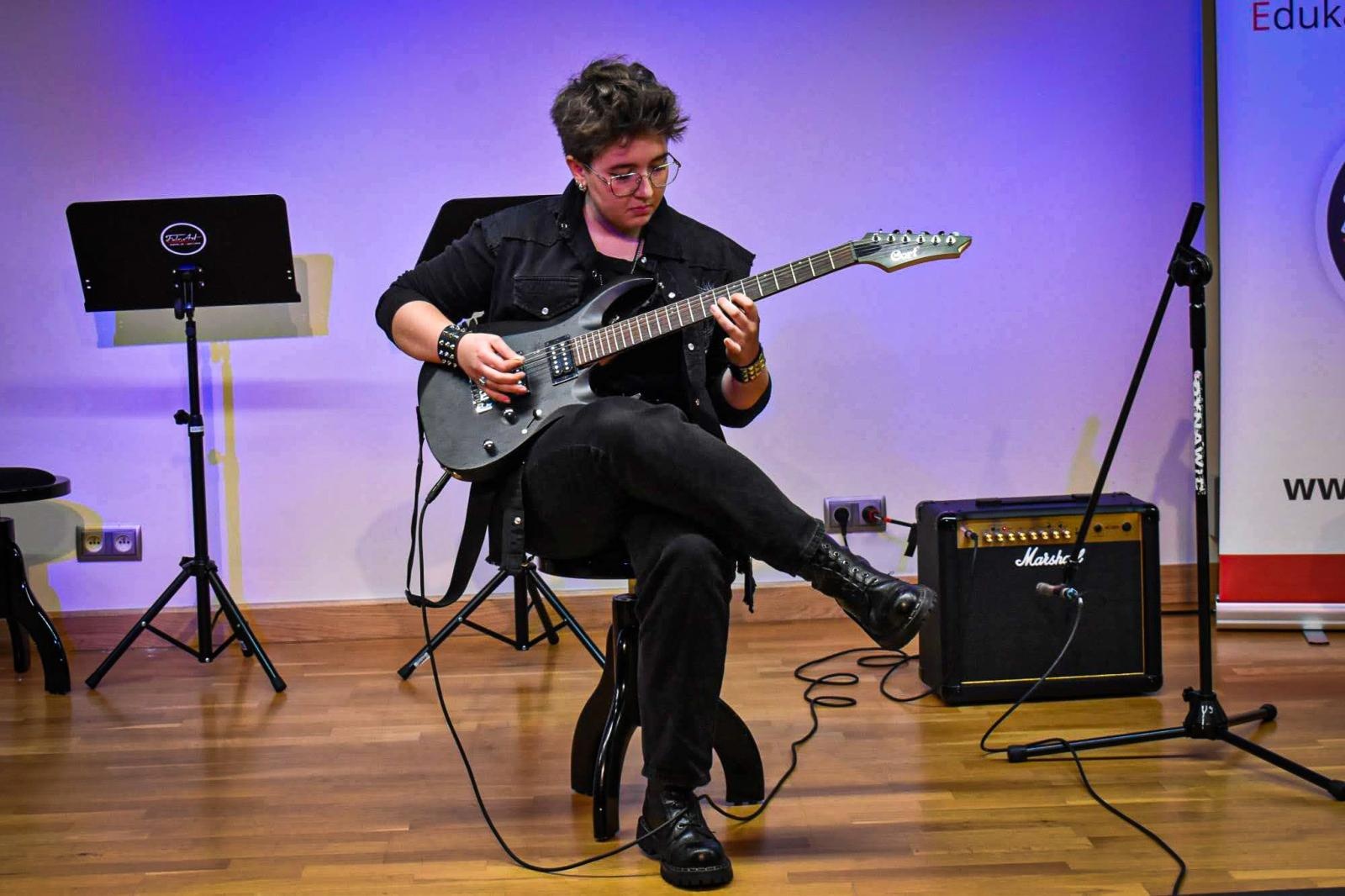 Zdjęcie w galerii na portalu naszraciborz.pl: Muzyczne talenty na scenie Zamku Piastowskiego. Koncert uczniów ogniska muzycznego Fulnart wiadomości z regionu