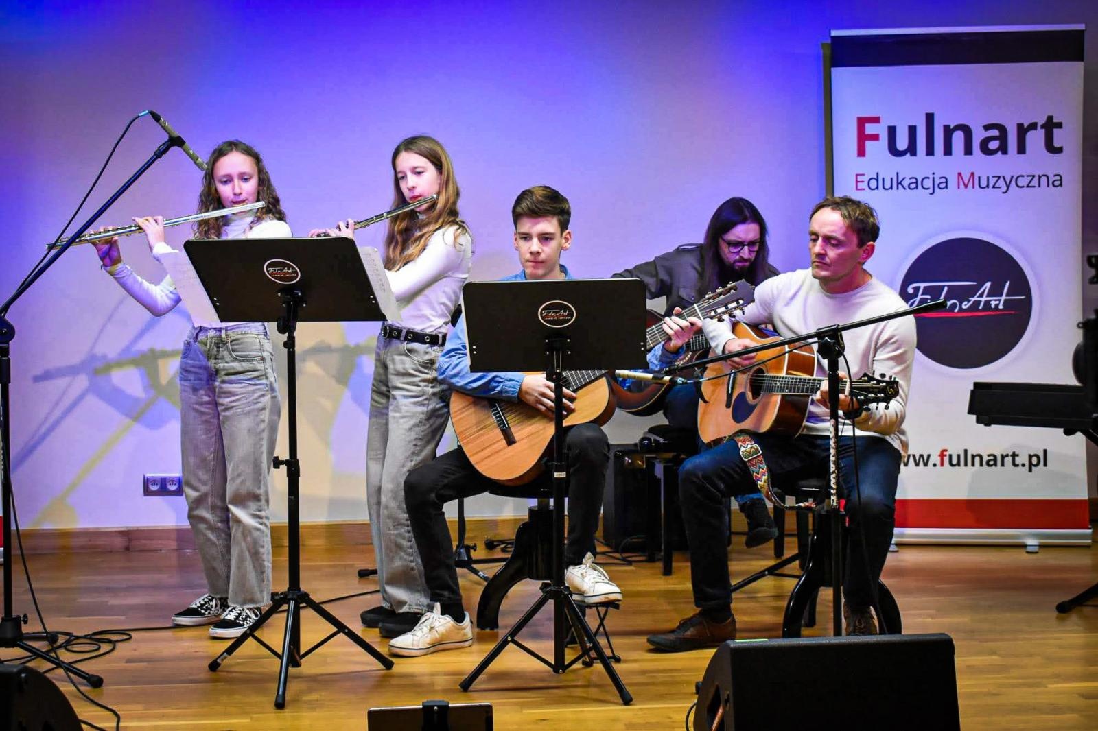 Zdjęcie w galerii na portalu naszraciborz.pl: Muzyczne talenty na scenie Zamku Piastowskiego. Koncert uczniów ogniska muzycznego Fulnart wiadomości z regionu