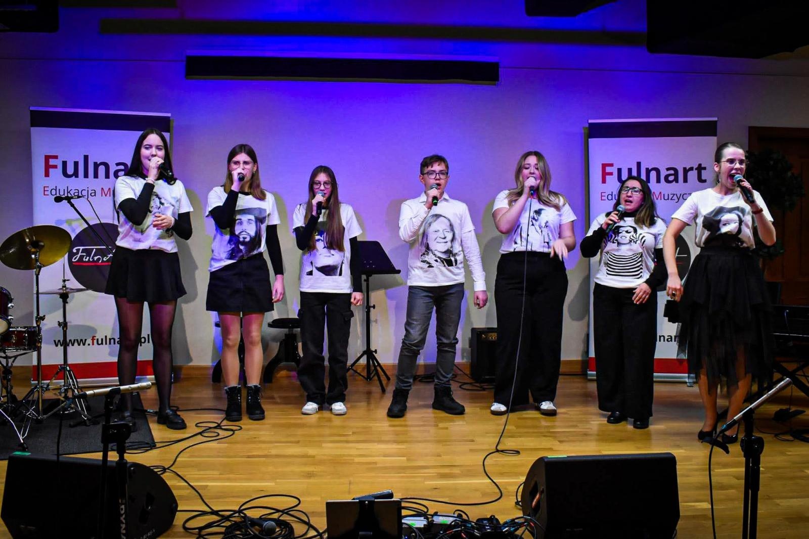 Zdjęcie w galerii na portalu naszraciborz.pl: Muzyczne talenty na scenie Zamku Piastowskiego. Koncert uczniów ogniska muzycznego Fulnart wiadomości z regionu