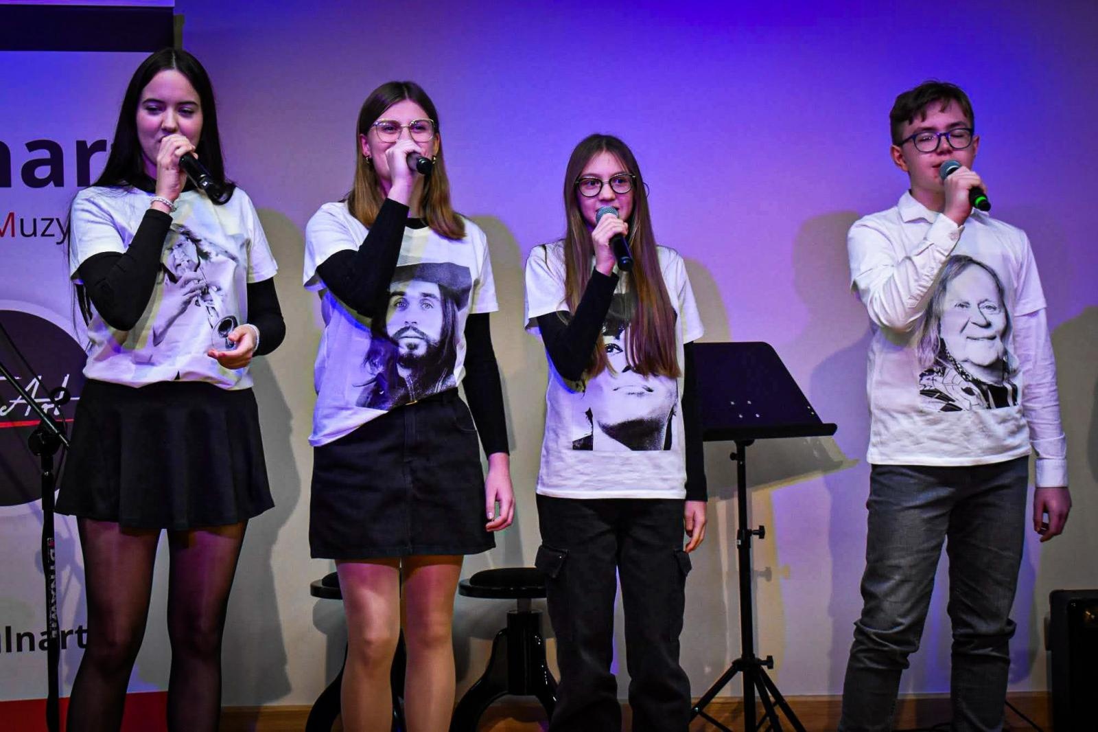 Zdjęcie w galerii na portalu naszraciborz.pl: Muzyczne talenty na scenie Zamku Piastowskiego. Koncert uczniów ogniska muzycznego Fulnart wiadomości z regionu