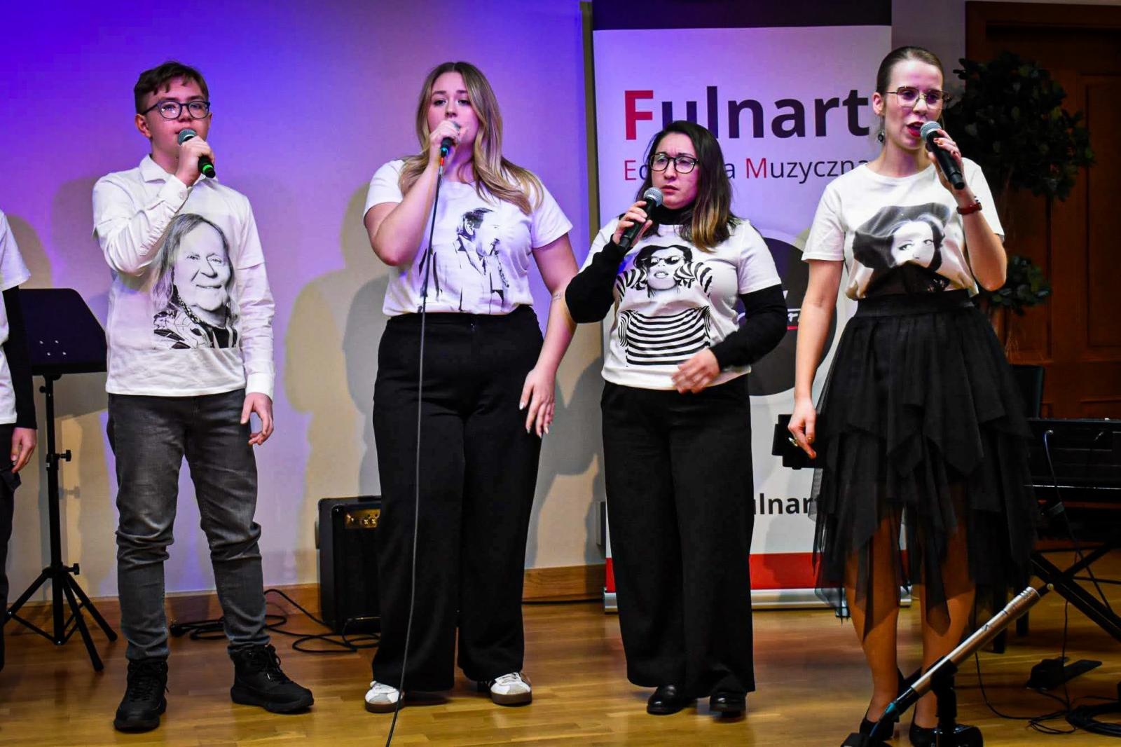 Zdjęcie w galerii na portalu naszraciborz.pl: Muzyczne talenty na scenie Zamku Piastowskiego. Koncert uczniów ogniska muzycznego Fulnart wiadomości z regionu
