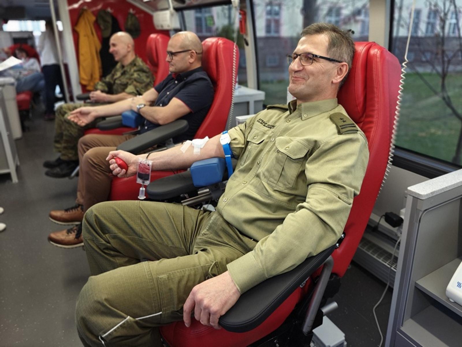 Zdjęcie w galerii na portalu naszraciborz.pl: Kolejne oddane litry Pogranicznej Grupy Krwi ze Śląskiego Oddziału Straży Granicznej w Raciborzu wiadomości z regionu