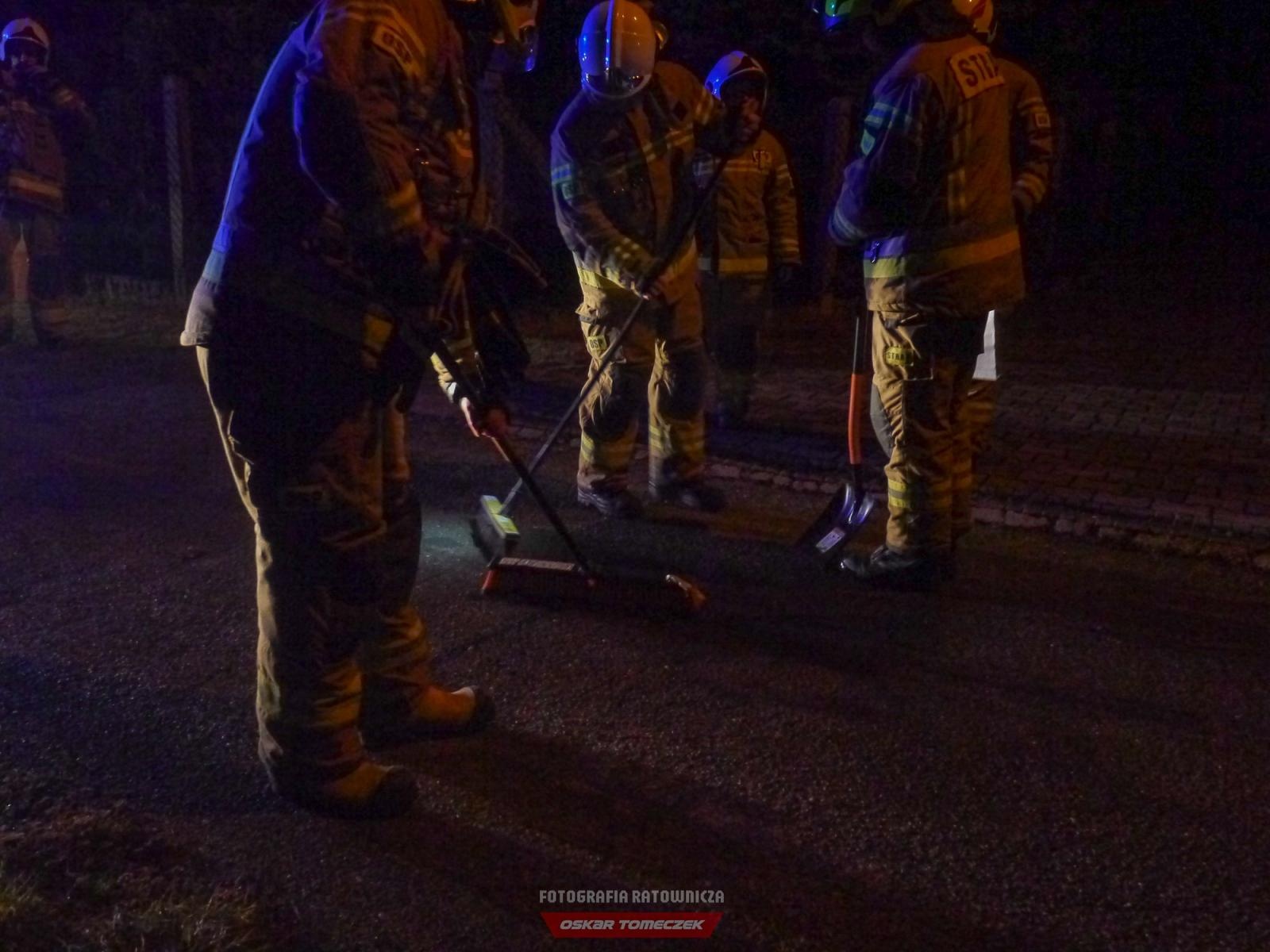 Zdjęcie w galerii na portalu naszraciborz.pl: Olej na jezdni na Jabłoniowej w Nędzy [FOTO] wiadomości z regionu