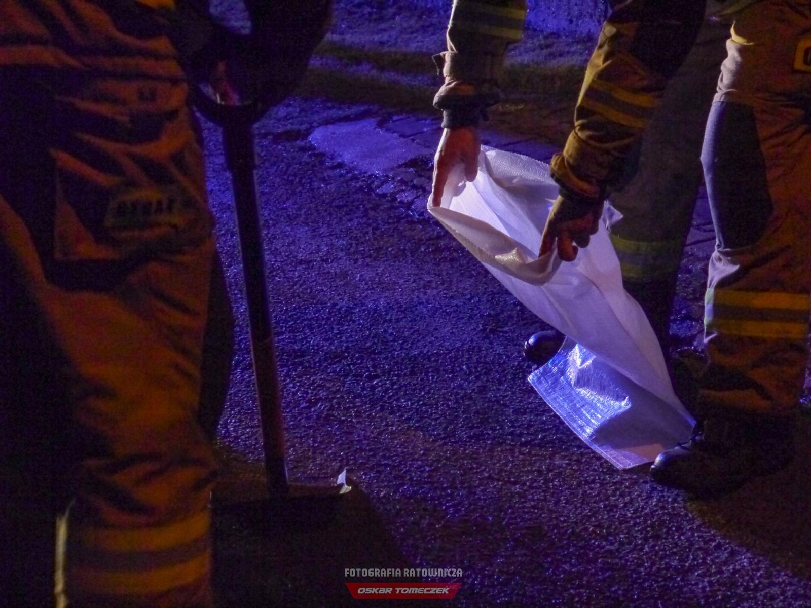 Zdjęcie w galerii na portalu naszraciborz.pl: Olej na jezdni na Jabłoniowej w Nędzy [FOTO] wiadomości z regionu