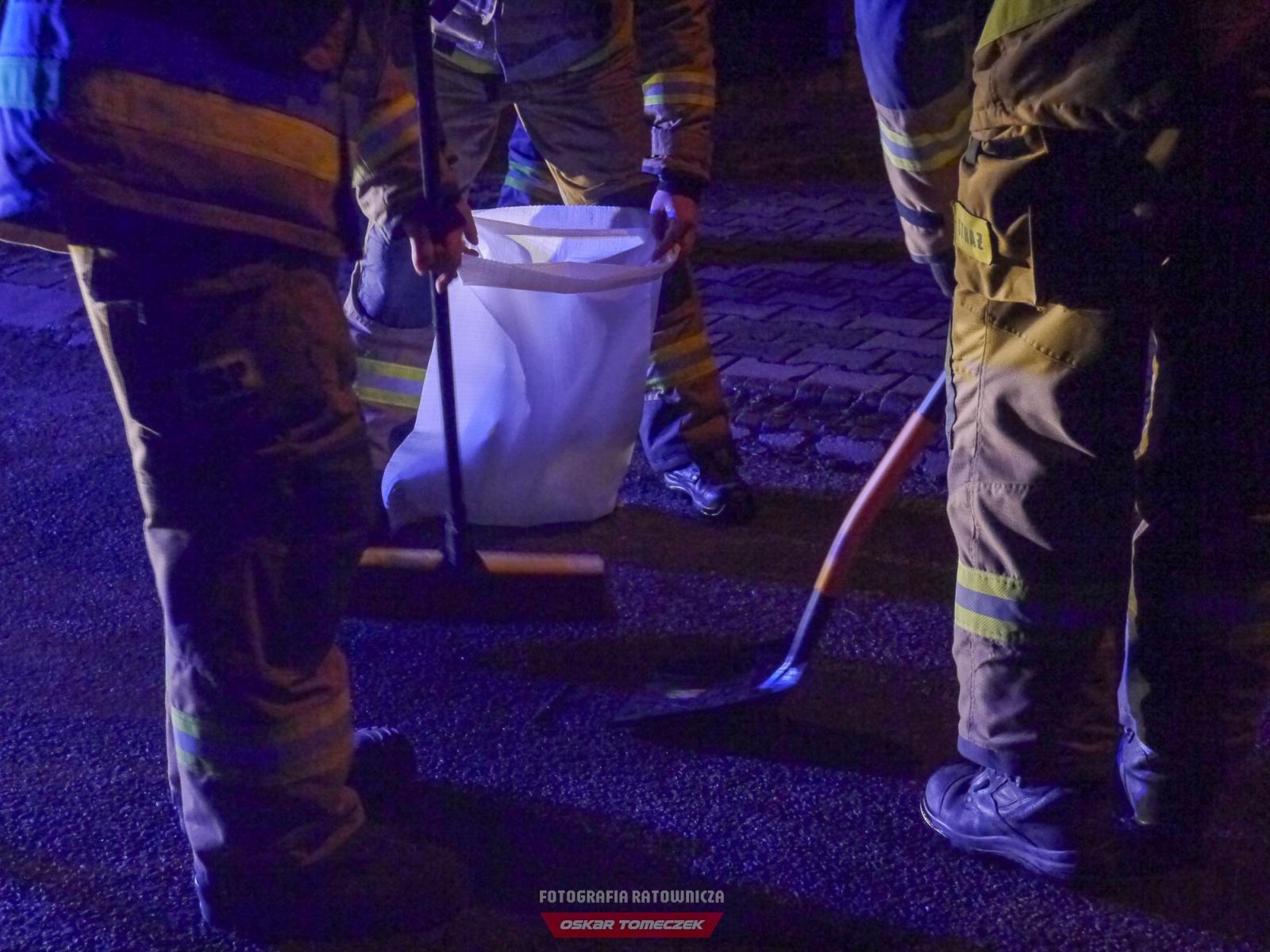 Zdjęcie w galerii na portalu naszraciborz.pl: Olej na jezdni na Jabłoniowej w Nędzy [FOTO] wiadomości z regionu