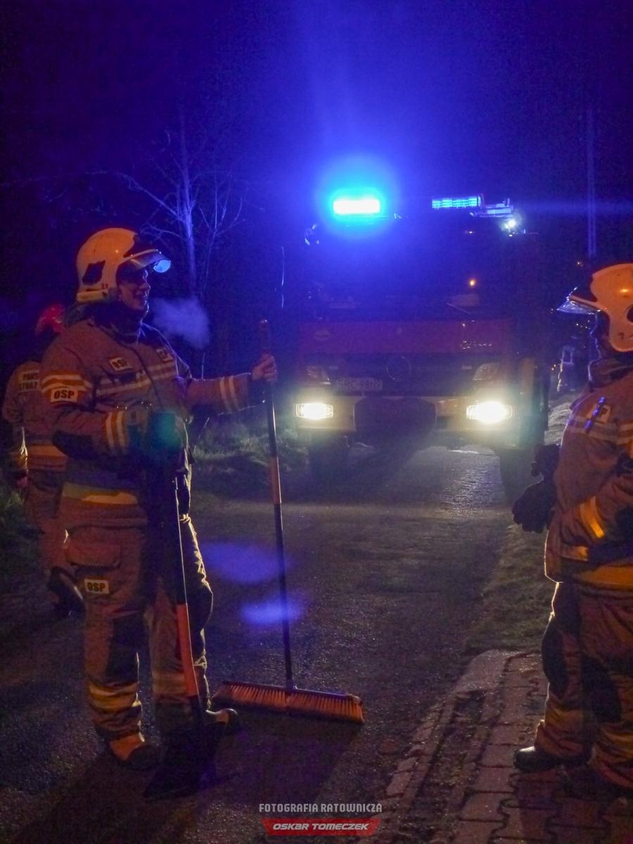 Zdjęcie w galerii na portalu naszraciborz.pl: Olej na jezdni na Jabłoniowej w Nędzy [FOTO] wiadomości z regionu