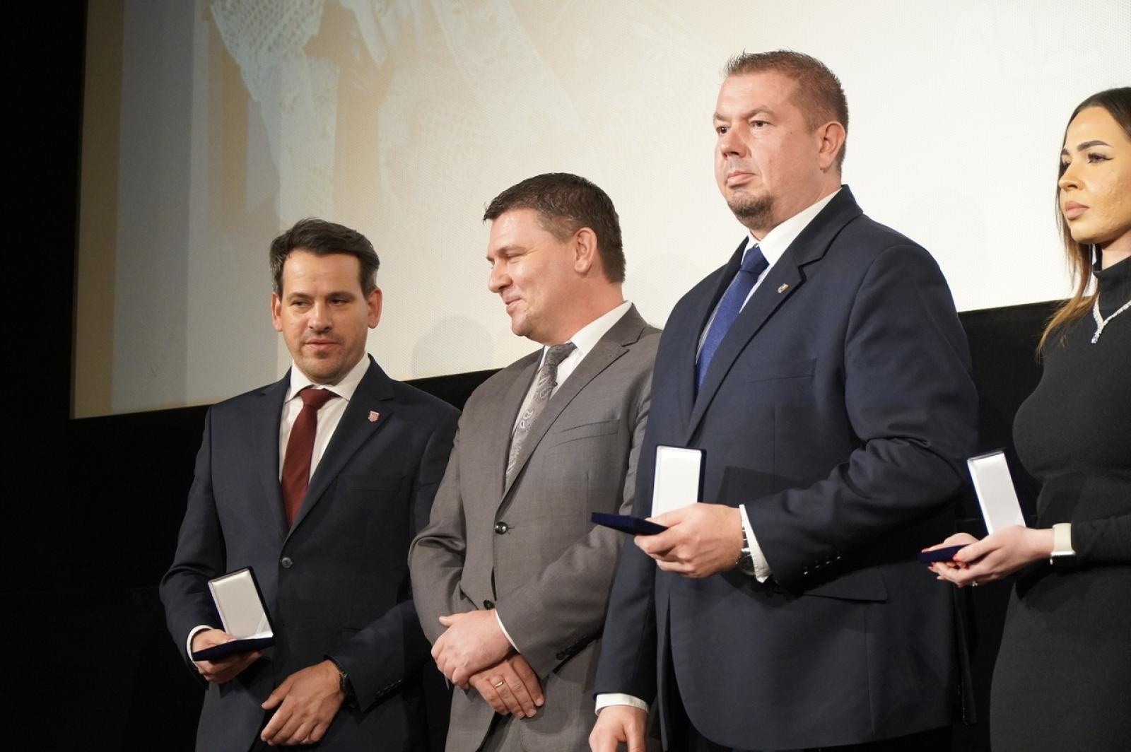 Zdjęcie w galerii na portalu naszraciborz.pl: Obchody 60. rocznicy śmierci abp. gen. dyw. Józefa Gawliny zwieńczone premierą filmu dokumentalnego [WIDEO] wiadomości z regionu