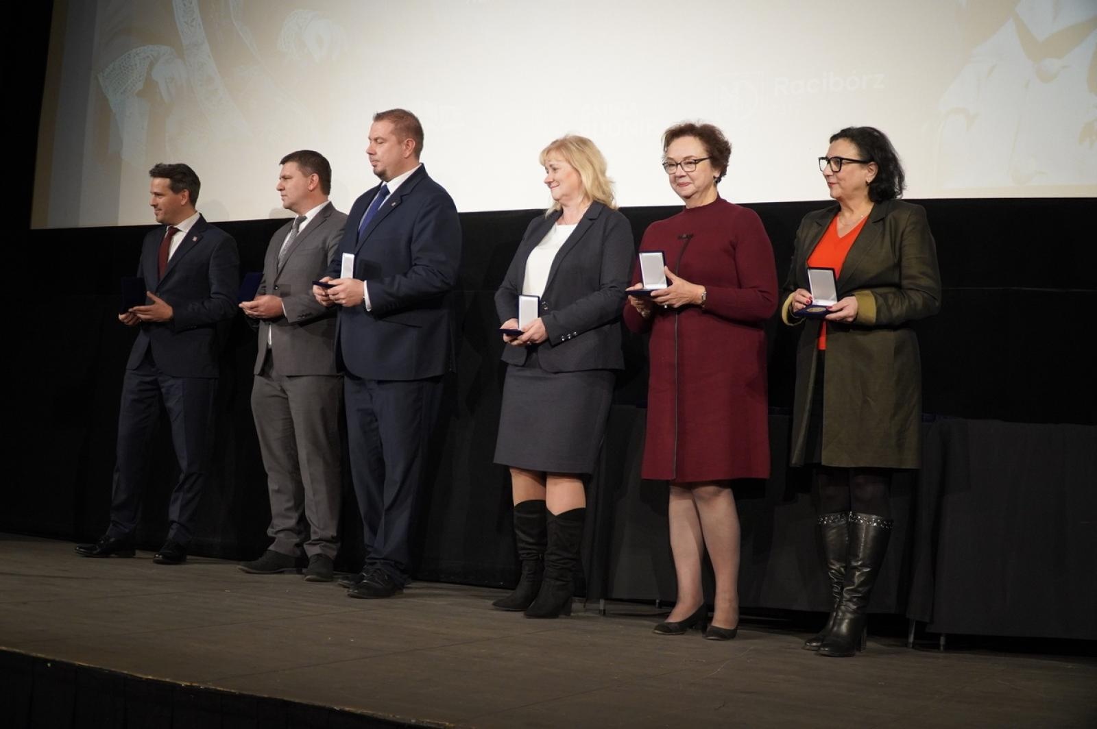 Zdjęcie w galerii na portalu naszraciborz.pl: Obchody 60. rocznicy śmierci abp. gen. dyw. Józefa Gawliny zwieńczone premierą filmu dokumentalnego [WIDEO] wiadomości z regionu