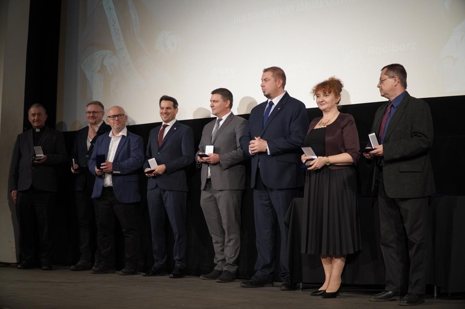 Zdjęcie w galerii na portalu naszraciborz.pl: Obchody 60. rocznicy śmierci abp. gen. dyw. Józefa Gawliny zwieńczone premierą filmu dokumentalnego [WIDEO] wiadomości z regionu