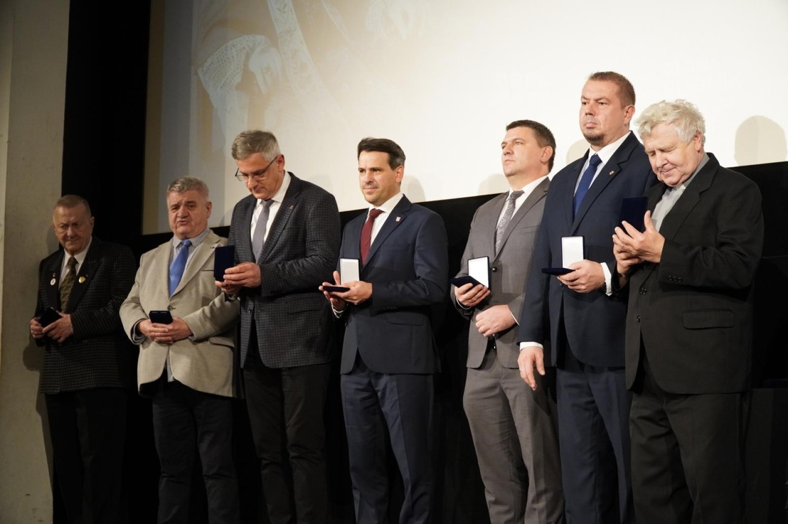 Zdjęcie w galerii na portalu naszraciborz.pl: Obchody 60. rocznicy śmierci abp. gen. dyw. Józefa Gawliny zwieńczone premierą filmu dokumentalnego [WIDEO] wiadomości z regionu