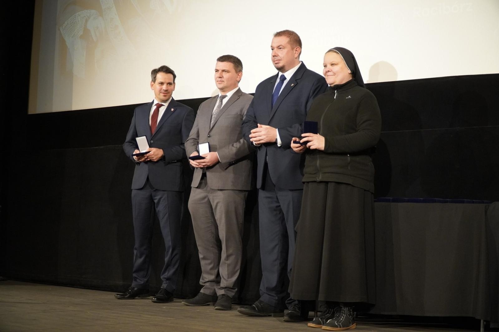 Zdjęcie w galerii na portalu naszraciborz.pl: Obchody 60. rocznicy śmierci abp. gen. dyw. Józefa Gawliny zwieńczone premierą filmu dokumentalnego [WIDEO] wiadomości z regionu