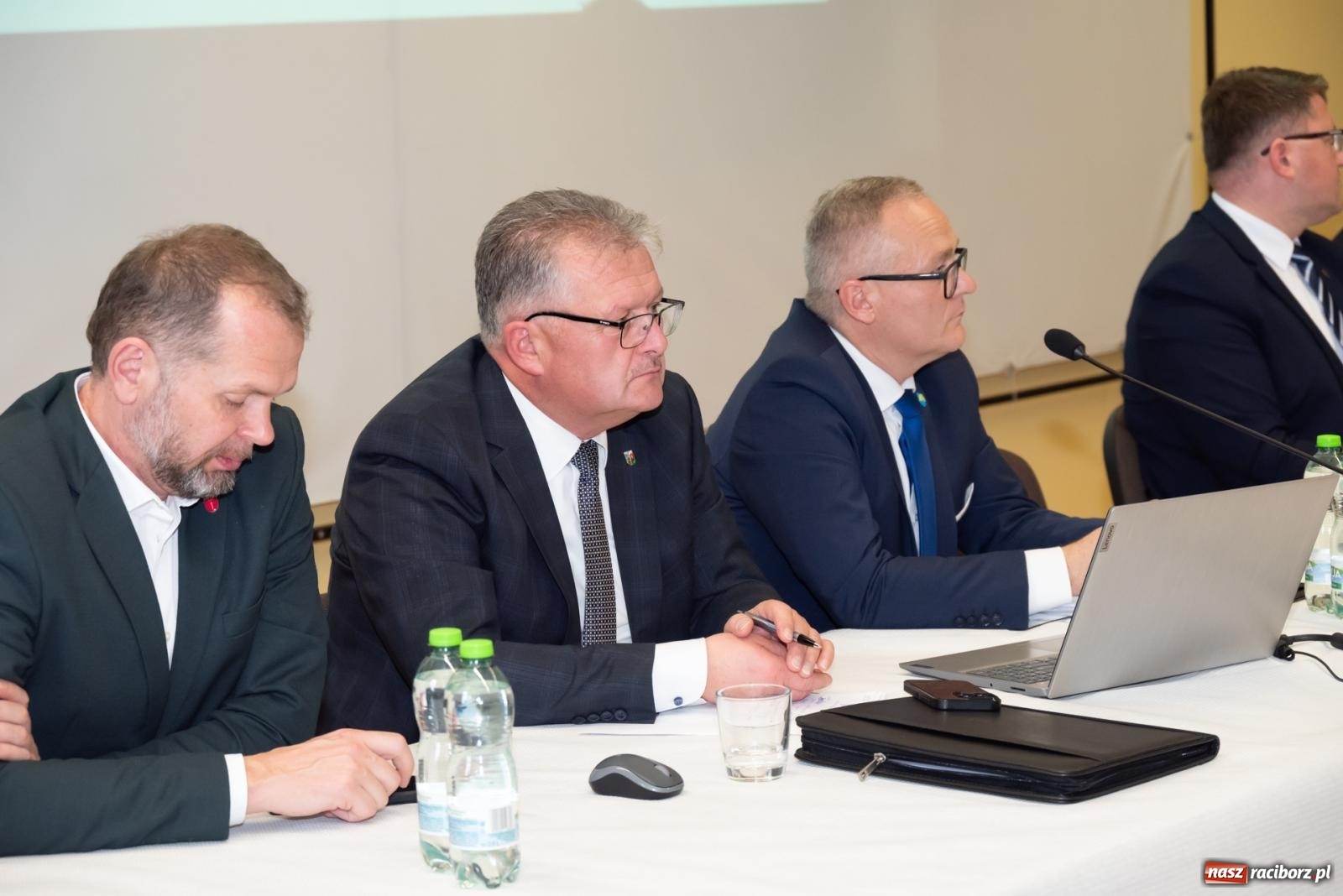 Zdjęcie w galerii na portalu naszraciborz.pl: Ziemia po Agromaxie trafi do rolników. Takie zapewnienie padło w Pietrowicach Wielkich wiadomości z regionu