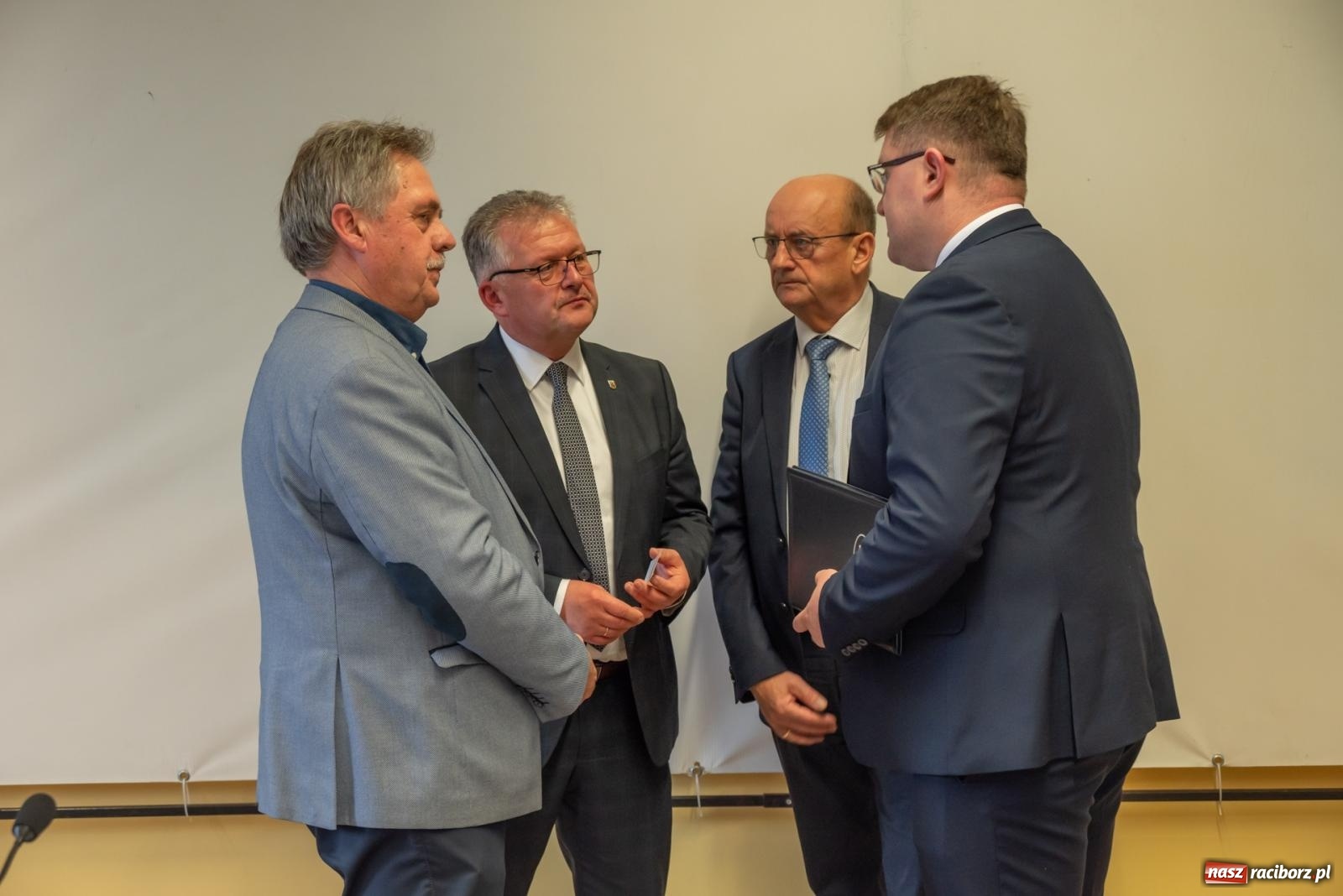 Zdjęcie w galerii na portalu naszraciborz.pl: Ziemia po Agromaxie trafi do rolników. Takie zapewnienie padło w Pietrowicach Wielkich wiadomości z regionu