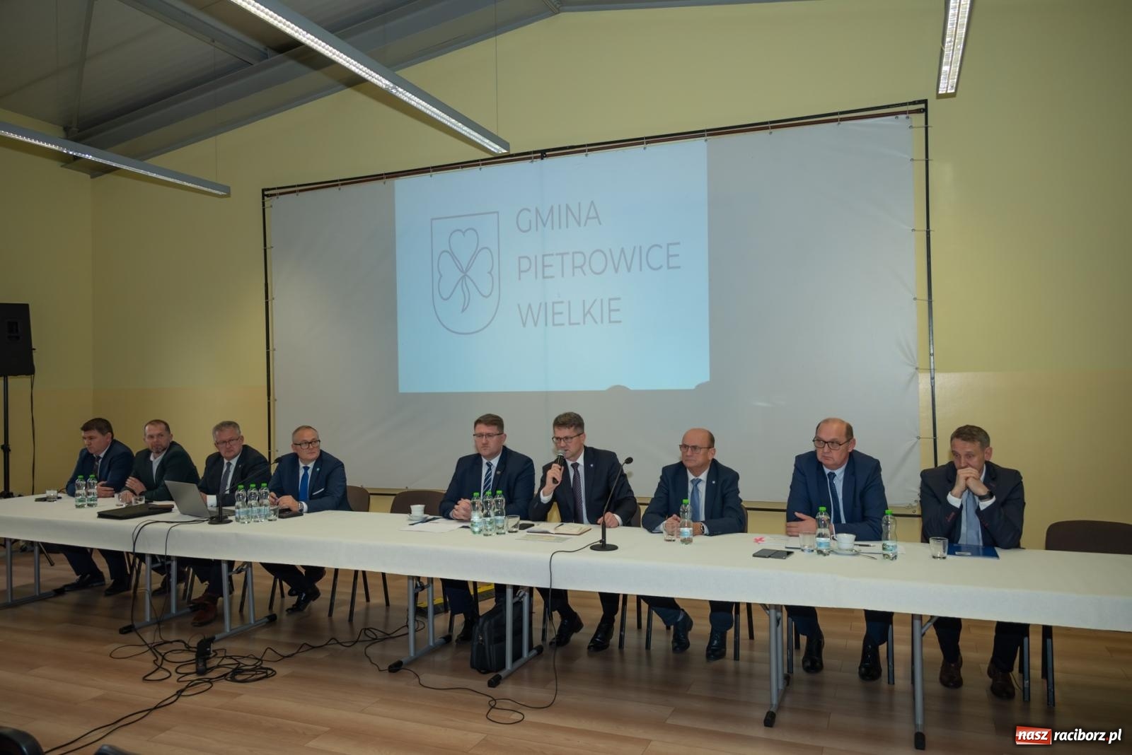 Zdjęcie w galerii na portalu naszraciborz.pl: Ziemia po Agromaxie trafi do rolników. Takie zapewnienie padło w Pietrowicach Wielkich wiadomości z regionu