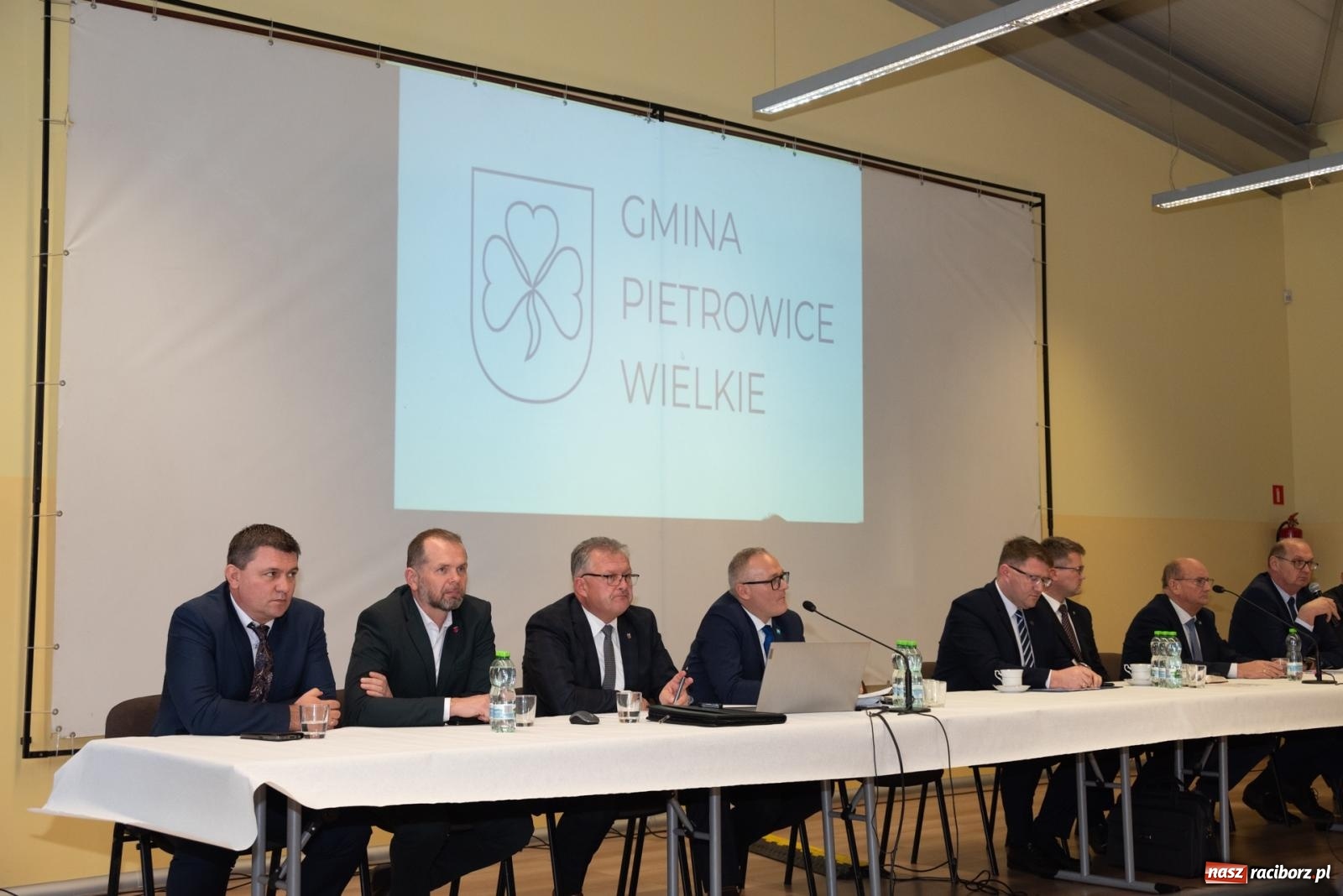 Zdjęcie w galerii na portalu naszraciborz.pl: Ziemia po Agromaxie trafi do rolników. Takie zapewnienie padło w Pietrowicach Wielkich wiadomości z regionu
