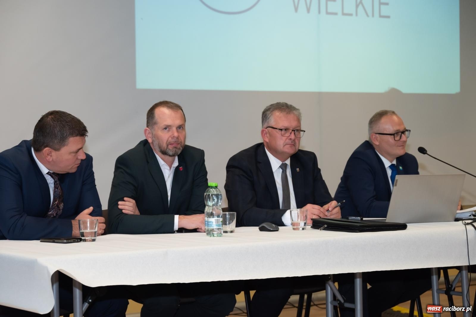 Zdjęcie w galerii na portalu naszraciborz.pl: Ziemia po Agromaxie trafi do rolników. Takie zapewnienie padło w Pietrowicach Wielkich wiadomości z regionu