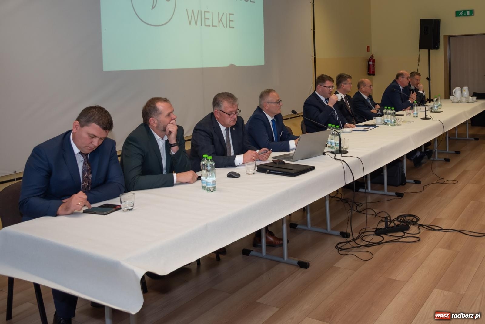 Zdjęcie w galerii na portalu naszraciborz.pl: Ziemia po Agromaxie trafi do rolników. Takie zapewnienie padło w Pietrowicach Wielkich wiadomości z regionu
