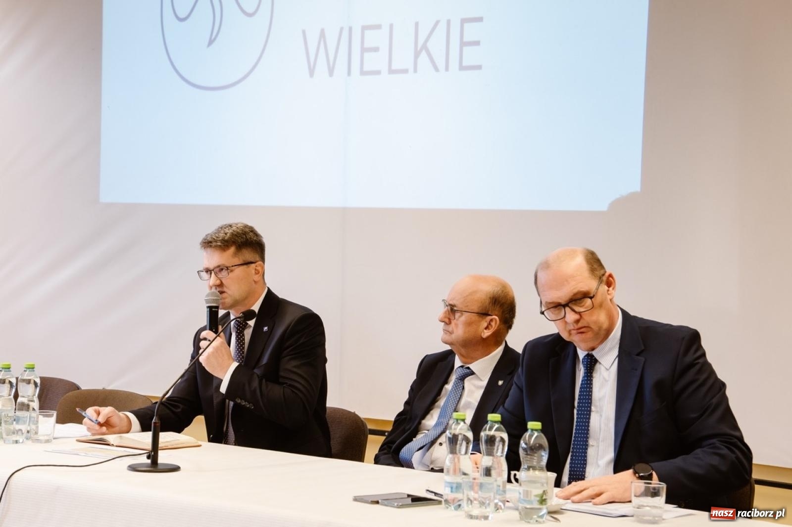 Zdjęcie w galerii na portalu naszraciborz.pl: Ziemia po Agromaxie trafi do rolników. Takie zapewnienie padło w Pietrowicach Wielkich wiadomości z regionu