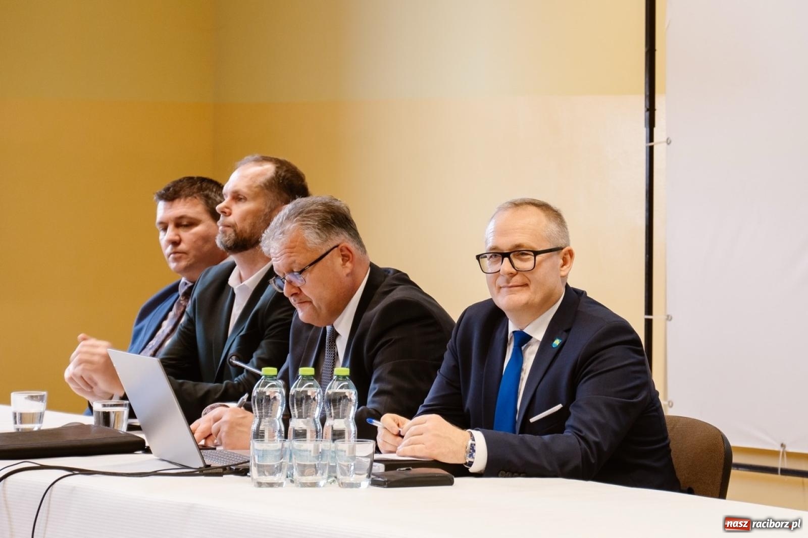 Zdjęcie w galerii na portalu naszraciborz.pl: Ziemia po Agromaxie trafi do rolników. Takie zapewnienie padło w Pietrowicach Wielkich wiadomości z regionu