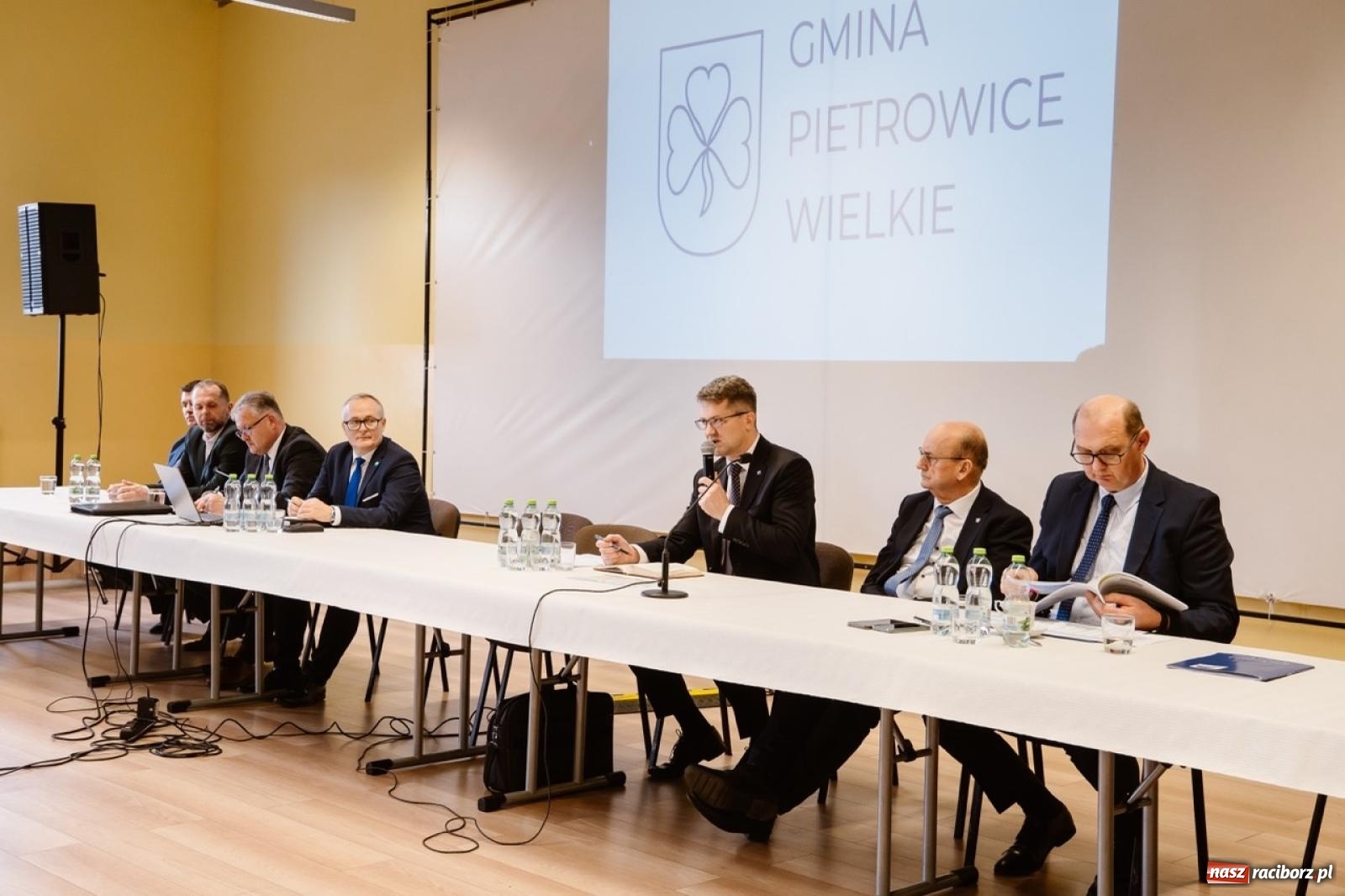 Zdjęcie w galerii na portalu naszraciborz.pl: Ziemia po Agromaxie trafi do rolników. Takie zapewnienie padło w Pietrowicach Wielkich wiadomości z regionu