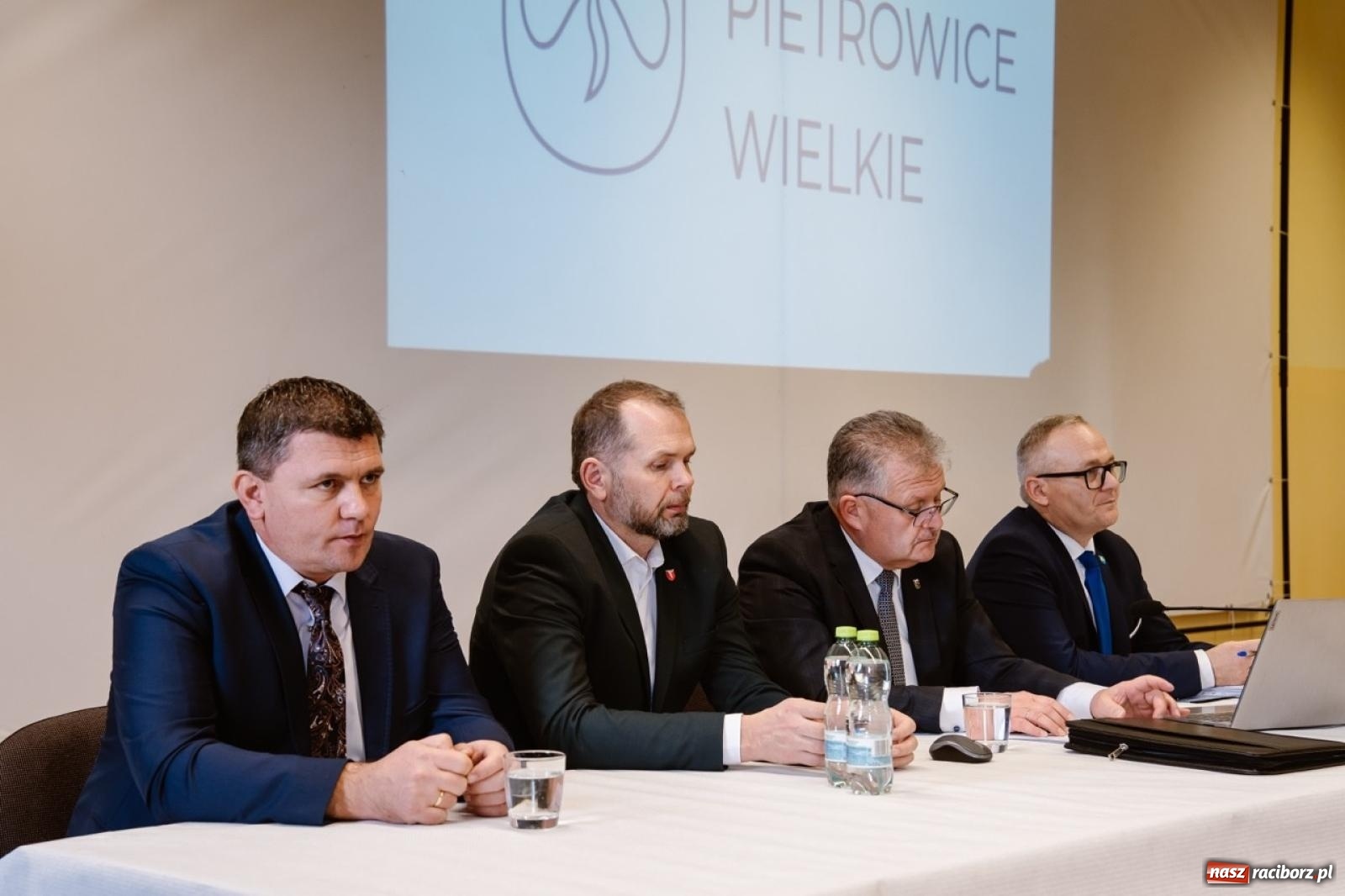 Zdjęcie w galerii na portalu naszraciborz.pl: Ziemia po Agromaxie trafi do rolników. Takie zapewnienie padło w Pietrowicach Wielkich wiadomości z regionu