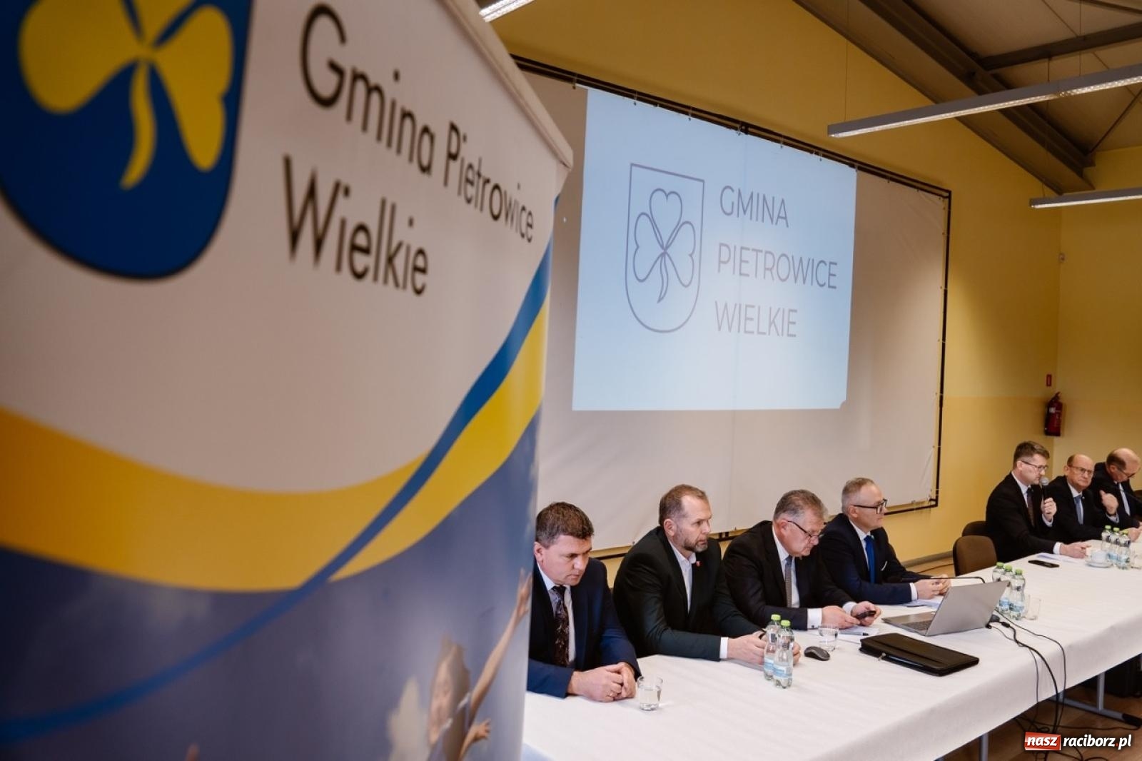 Zdjęcie w galerii na portalu naszraciborz.pl: Ziemia po Agromaxie trafi do rolników. Takie zapewnienie padło w Pietrowicach Wielkich wiadomości z regionu