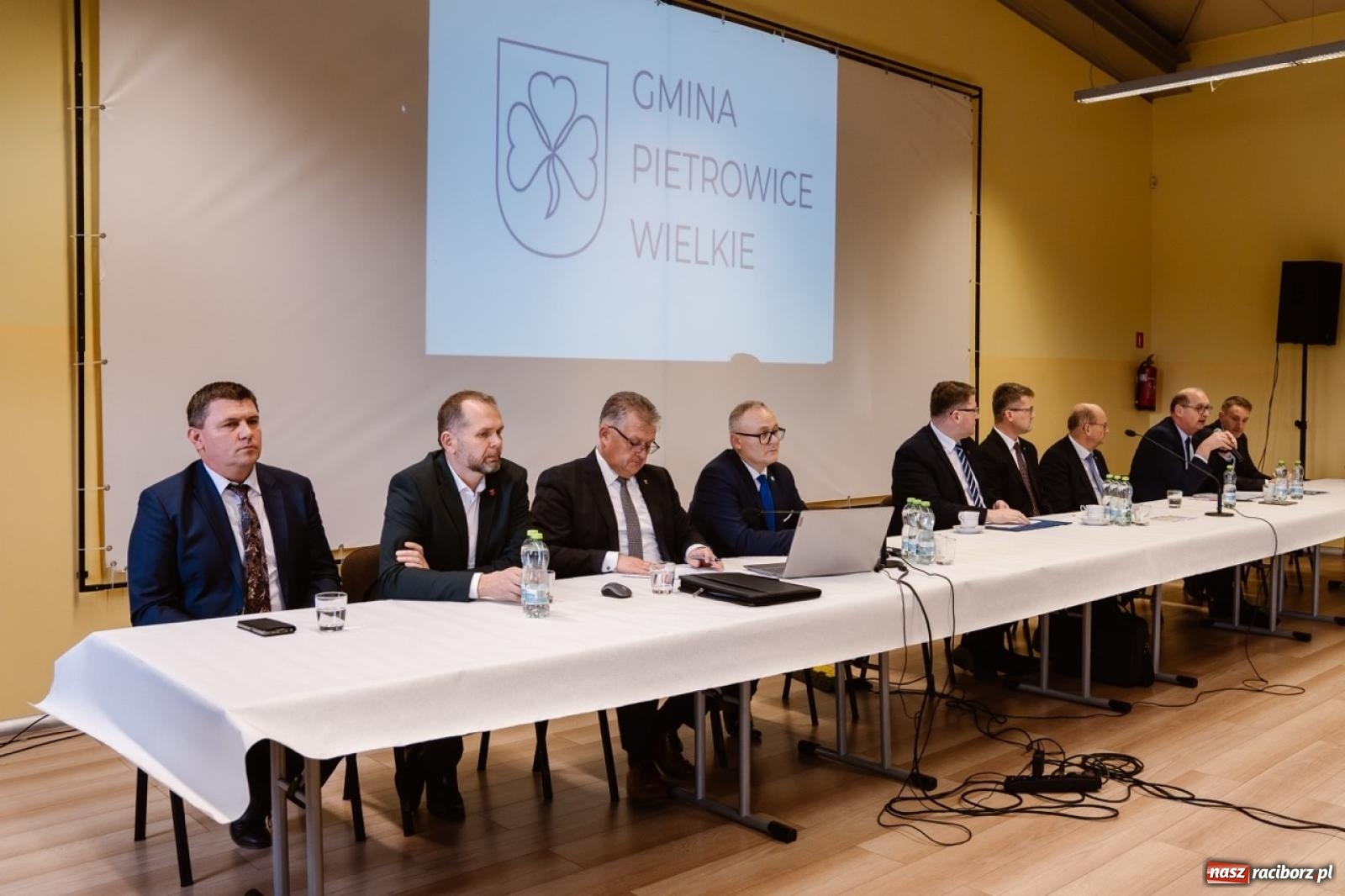 Zdjęcie w galerii na portalu naszraciborz.pl: Ziemia po Agromaxie trafi do rolników. Takie zapewnienie padło w Pietrowicach Wielkich wiadomości z regionu