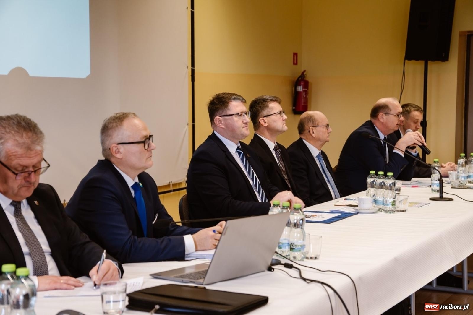 Zdjęcie w galerii na portalu naszraciborz.pl: Ziemia po Agromaxie trafi do rolników. Takie zapewnienie padło w Pietrowicach Wielkich wiadomości z regionu