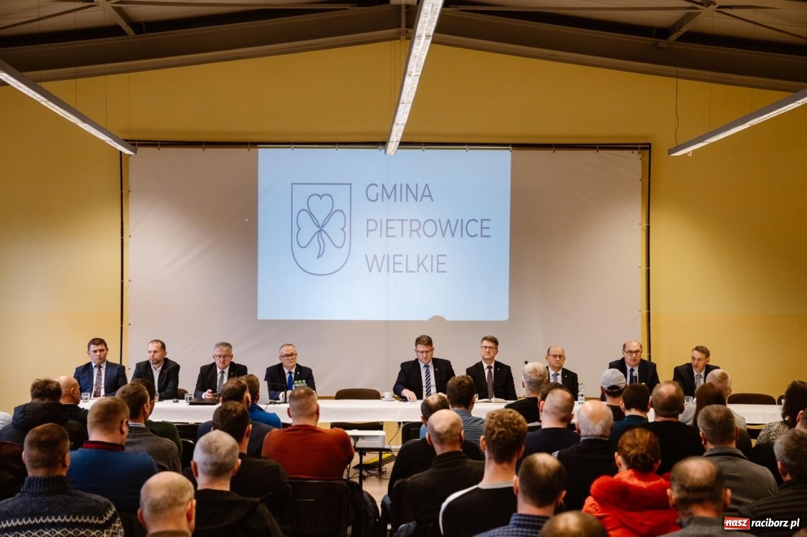 Zdjęcie w galerii na portalu naszraciborz.pl: Ziemia po Agromaxie trafi do rolników. Takie zapewnienie padło w Pietrowicach Wielkich wiadomości z regionu