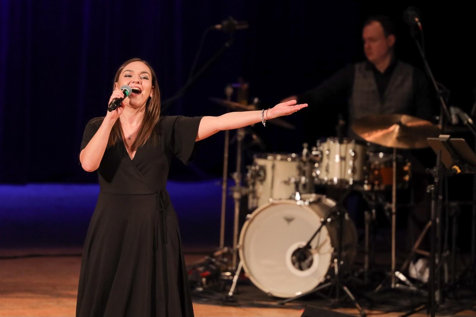 Zdjęcie w galerii na portalu naszraciborz.pl: MAMMA MIA: The Best of ABBA - Adrianna Górka i Scena Pod Regałem wiadomości z regionu