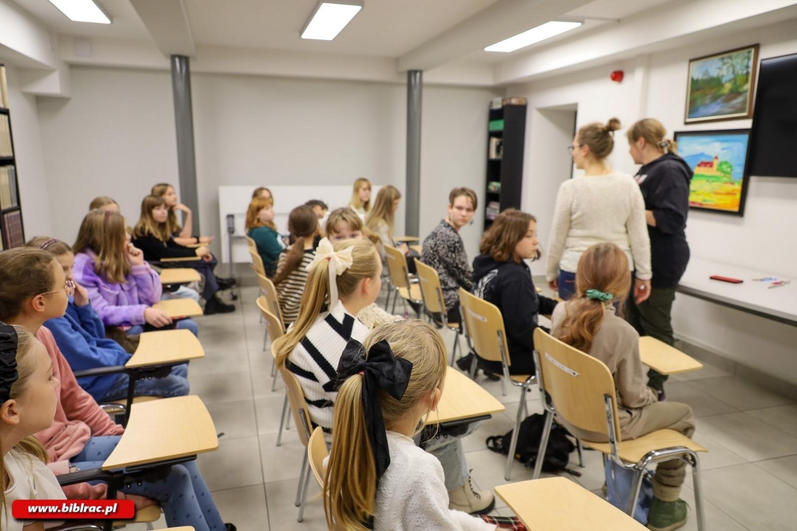 Zdjęcie w galerii na portalu naszraciborz.pl: Wojownicy w raciborskiej bibliotece wiadomości z regionu