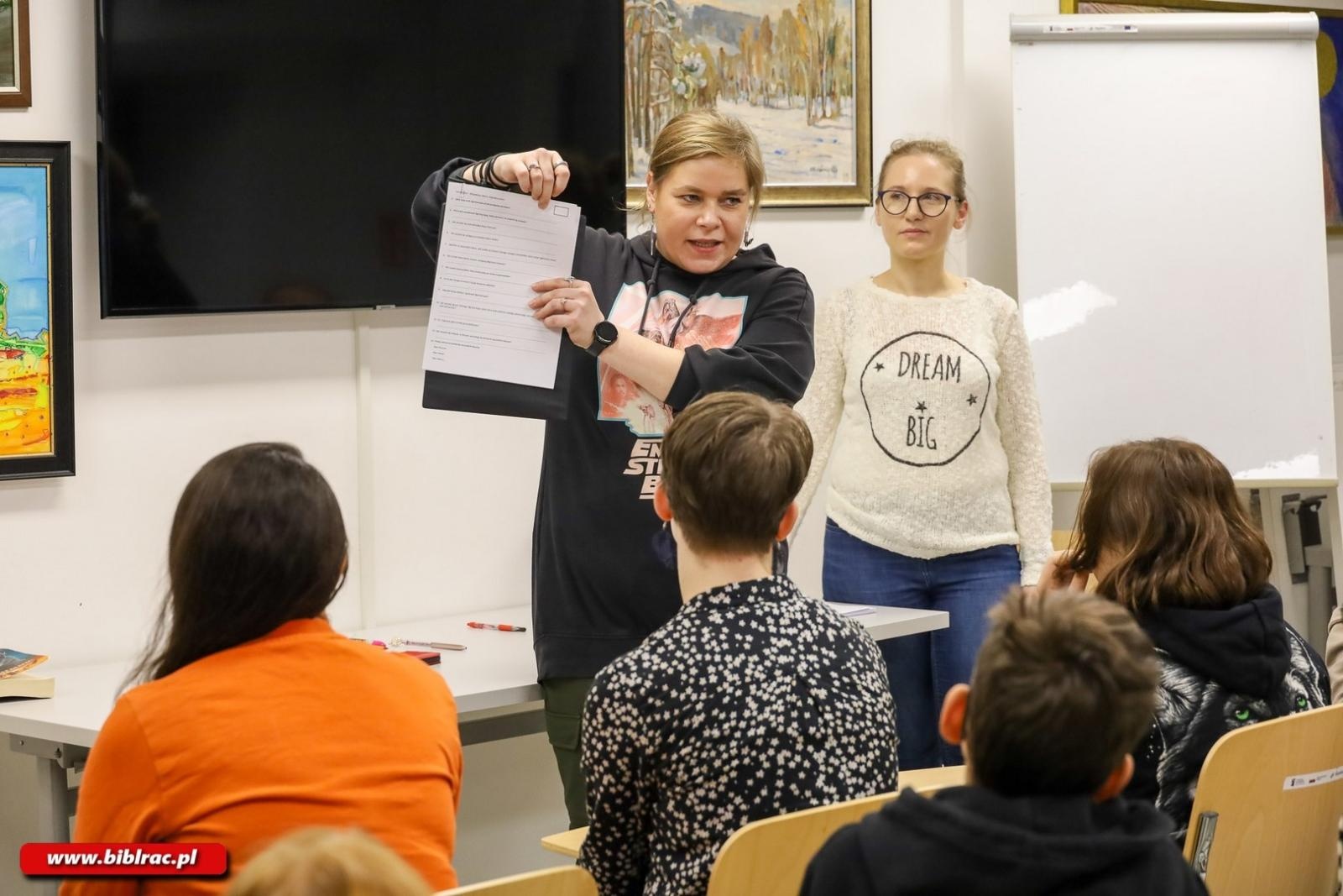 Zdjęcie w galerii na portalu naszraciborz.pl: Wojownicy w raciborskiej bibliotece wiadomości z regionu