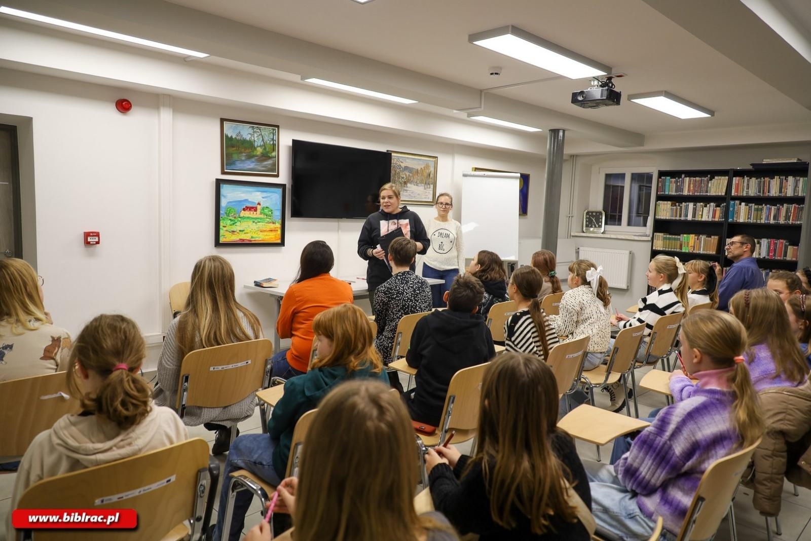 Zdjęcie w galerii na portalu naszraciborz.pl: Wojownicy w raciborskiej bibliotece wiadomości z regionu