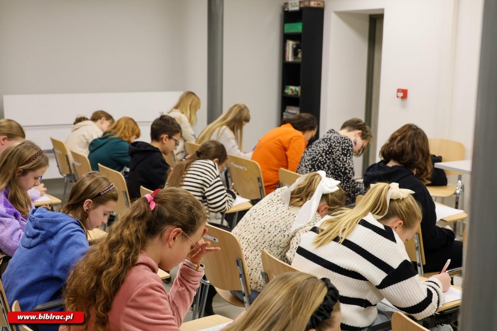 Zdjęcie w galerii na portalu naszraciborz.pl: Wojownicy w raciborskiej bibliotece wiadomości z regionu