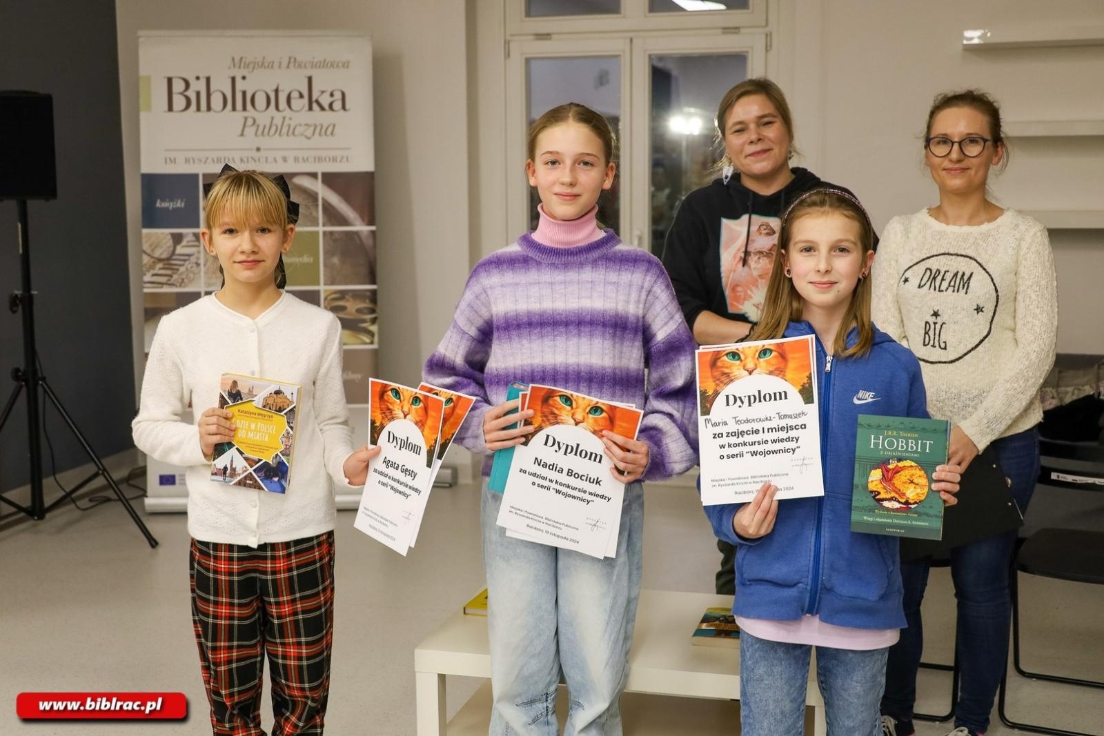 Zdjęcie w galerii na portalu naszraciborz.pl: Wojownicy w raciborskiej bibliotece wiadomości z regionu