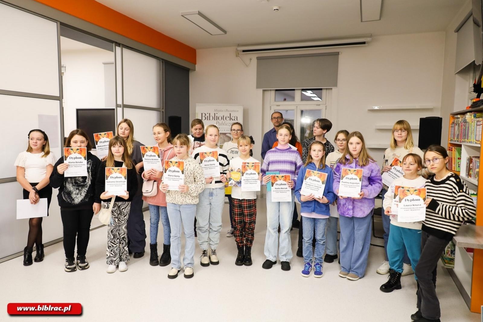 Zdjęcie w galerii na portalu naszraciborz.pl: Wojownicy w raciborskiej bibliotece wiadomości z regionu