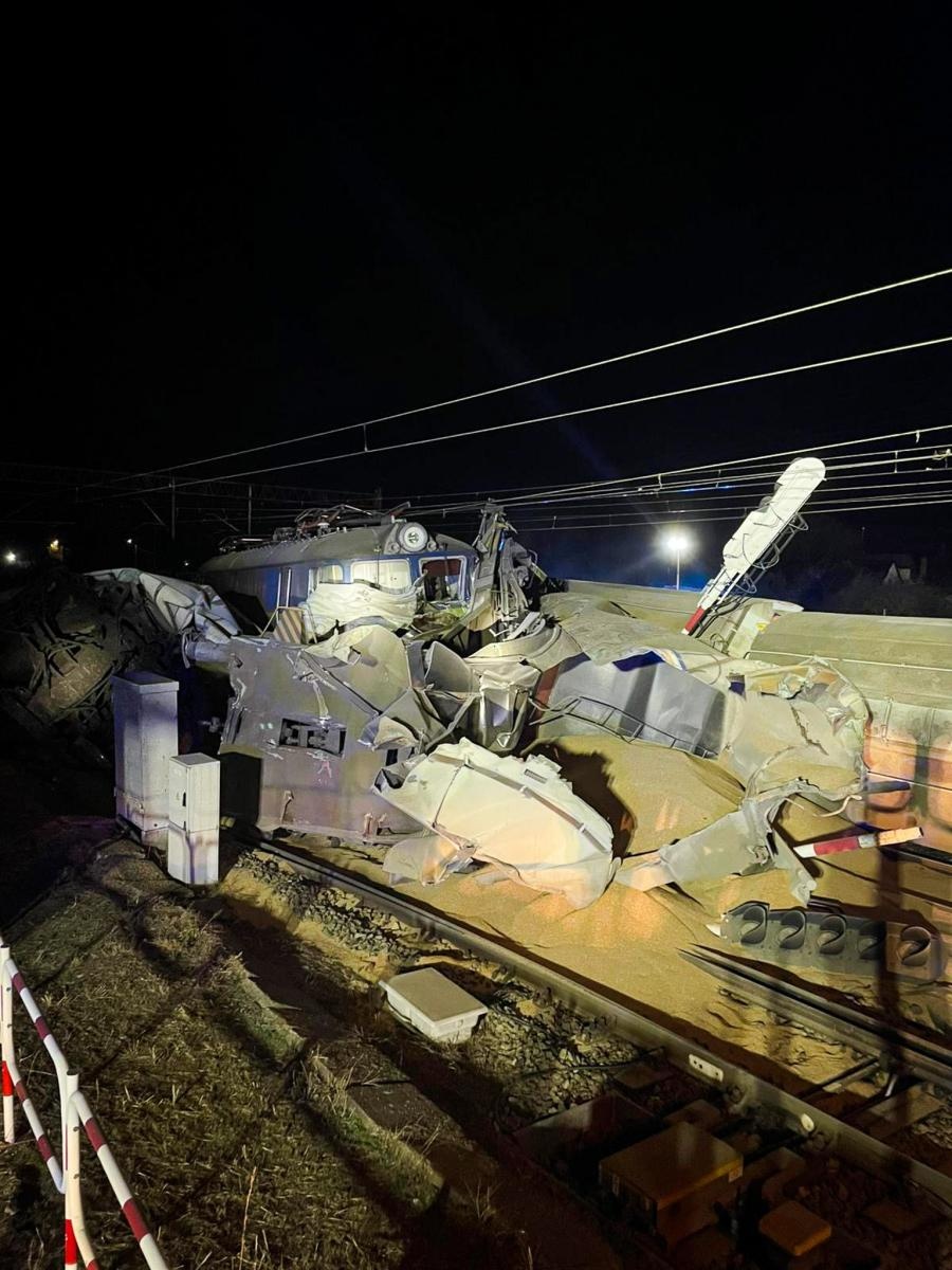 Zdjęcie w galerii na portalu naszraciborz.pl: Wypadek kolejowy w Kuźni Raciborskiej. Komunikat PKP w sprawie kursowania pociągów wiadomości z regionu