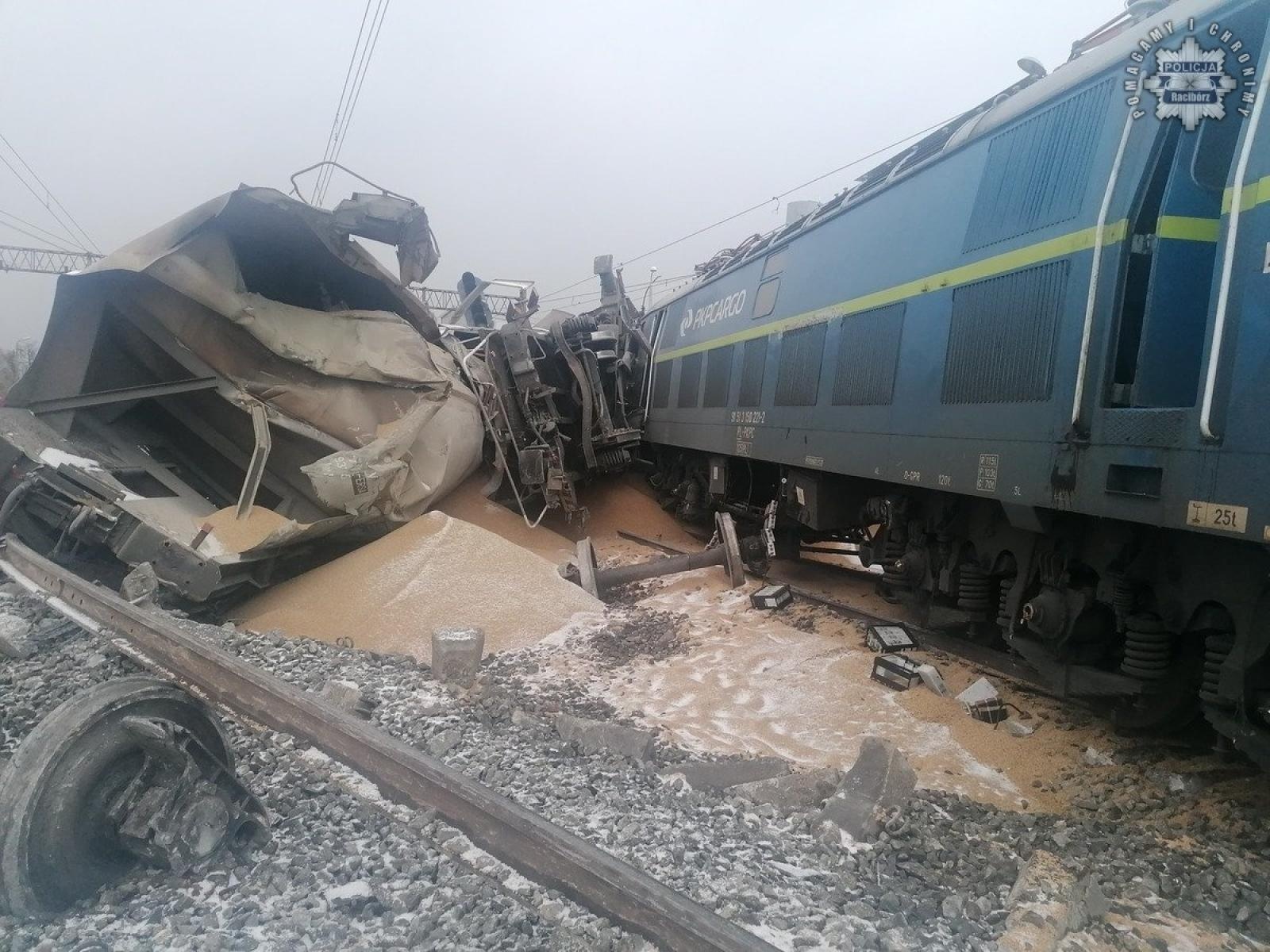 Zdjęcie w galerii na portalu naszraciborz.pl: Wypadek kolejowy w Kuźni Raciborskiej. Komunikat PKP w sprawie kursowania pociągów wiadomości z regionu