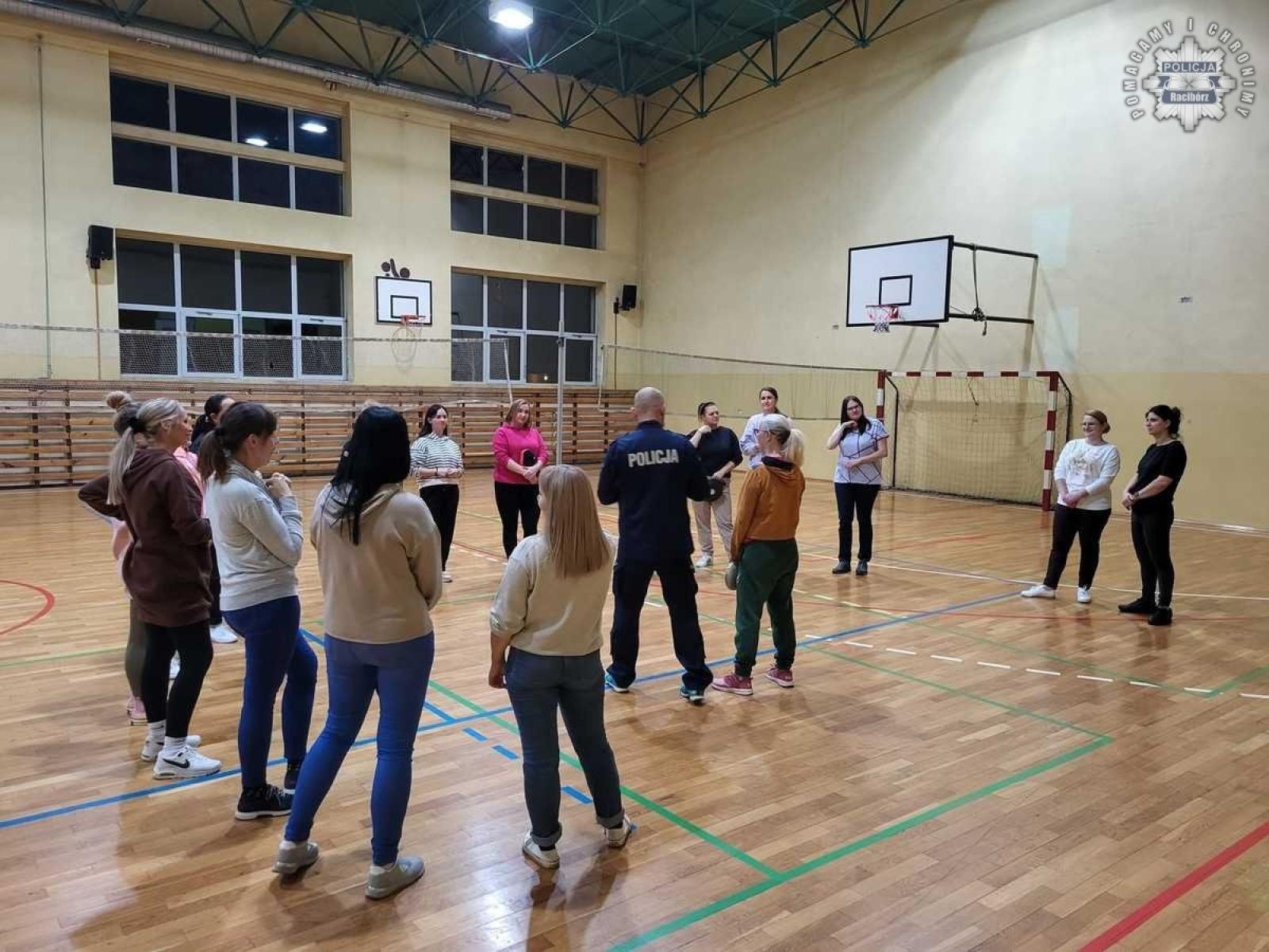 Zdjęcie w galerii na portalu naszraciborz.pl: Policyjne szkolenie dla nauczycieli w Nędzy wiadomości z regionu