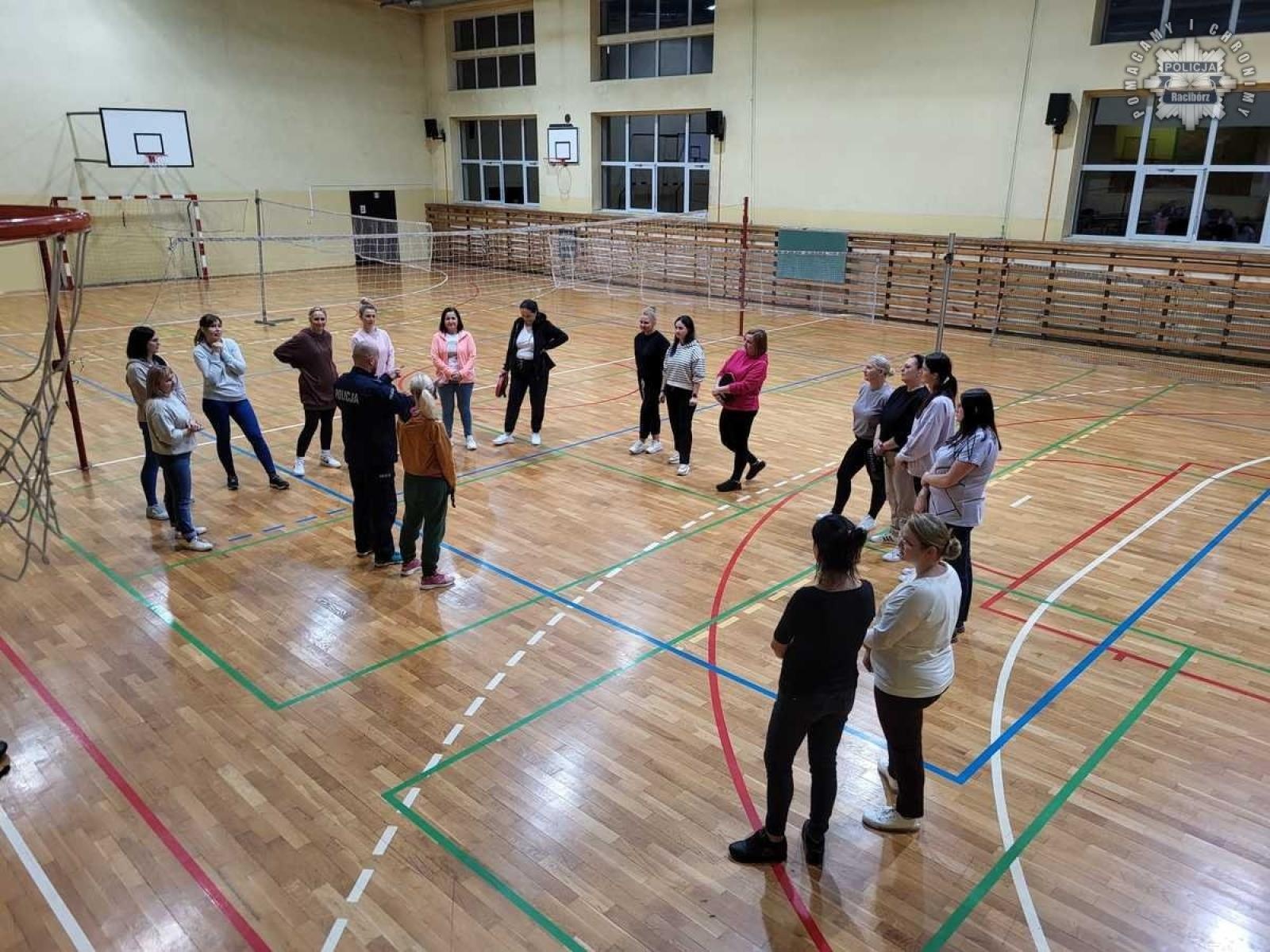 Zdjęcie w galerii na portalu naszraciborz.pl: Policyjne szkolenie dla nauczycieli w Nędzy wiadomości z regionu